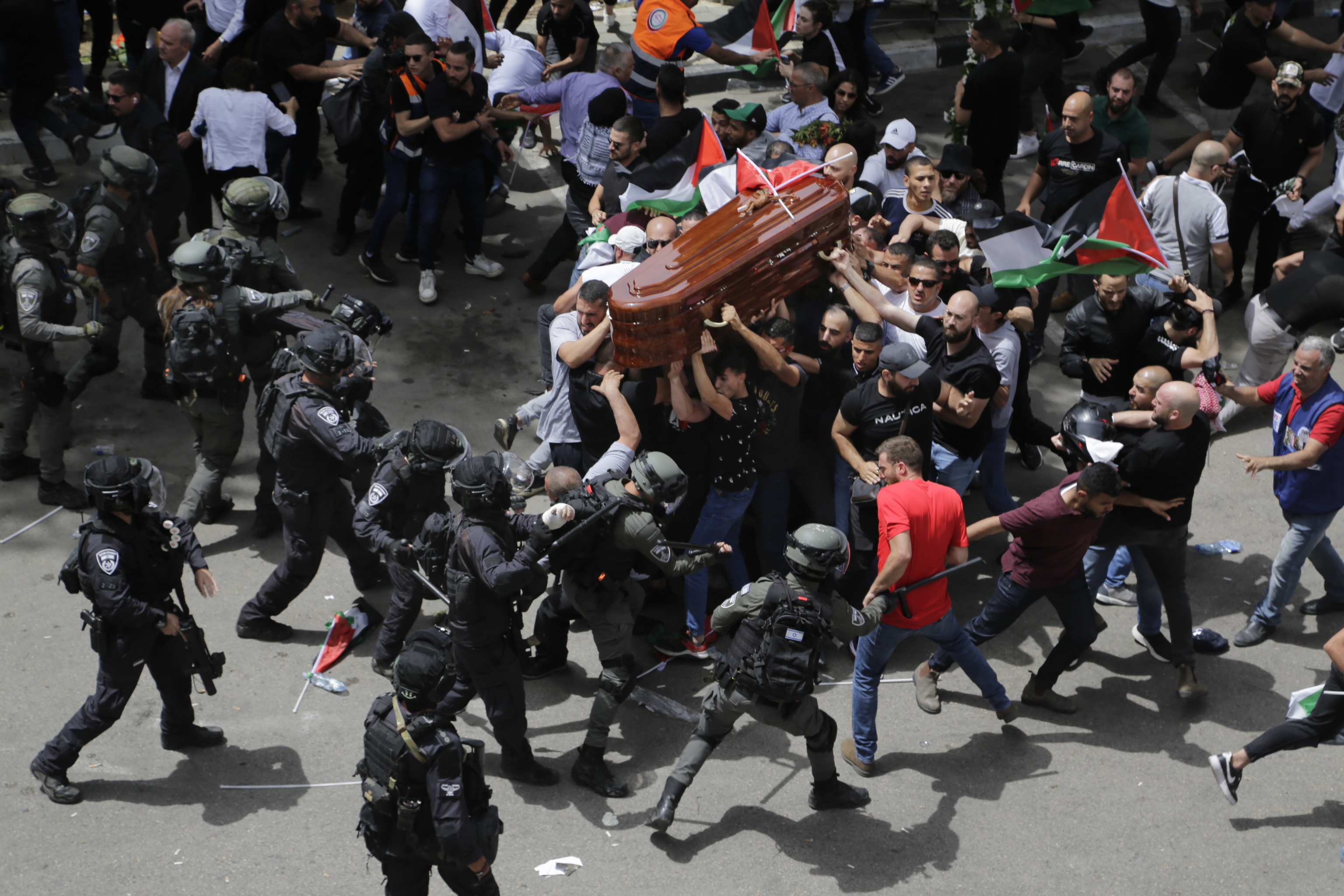 Indignación tras la carga policial israelí en el funeral de la periodista de Al Yazira