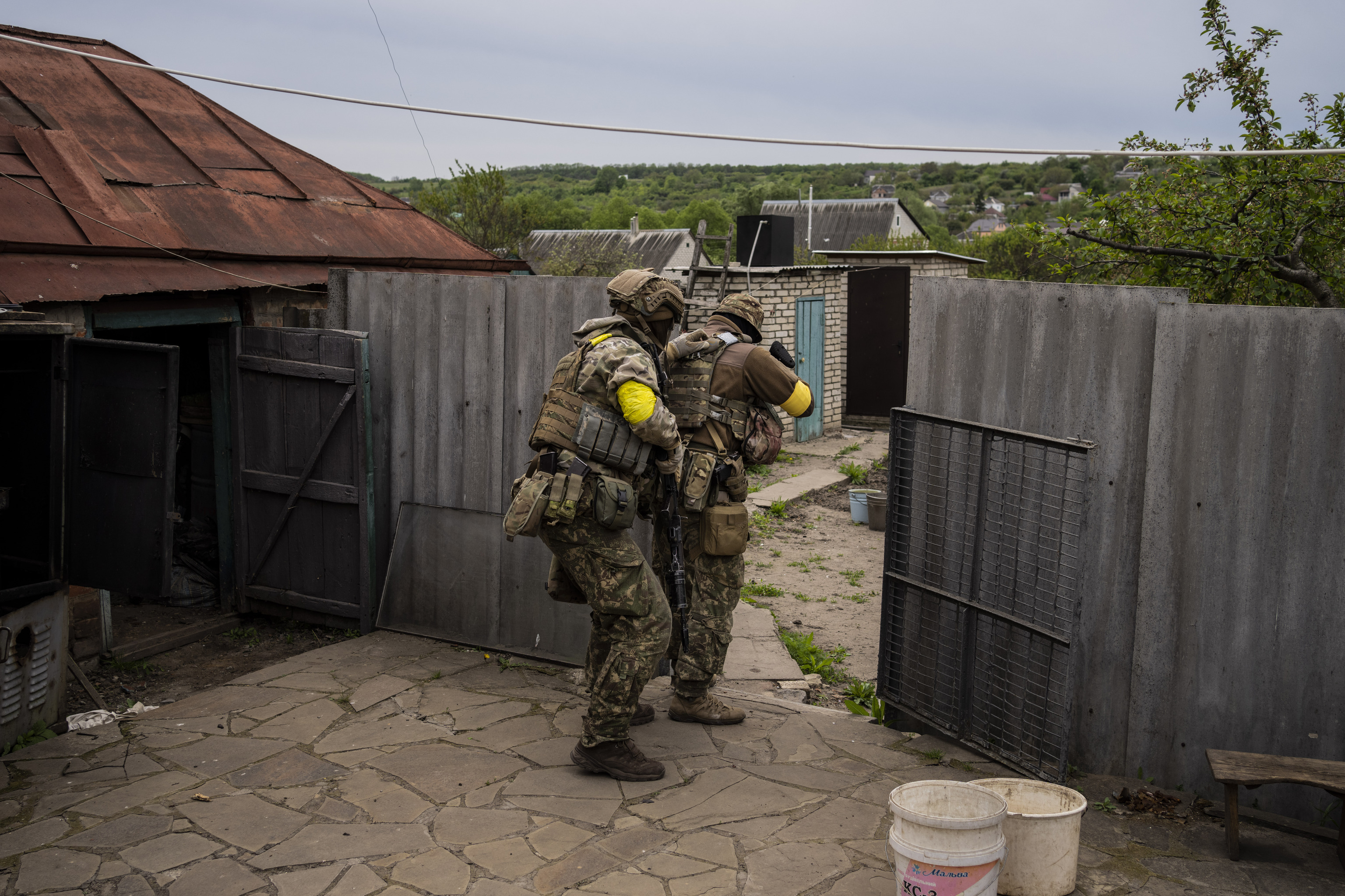 Soldados ucraniannos en una misión de reconocimiento a las afueras de Jarkov.
