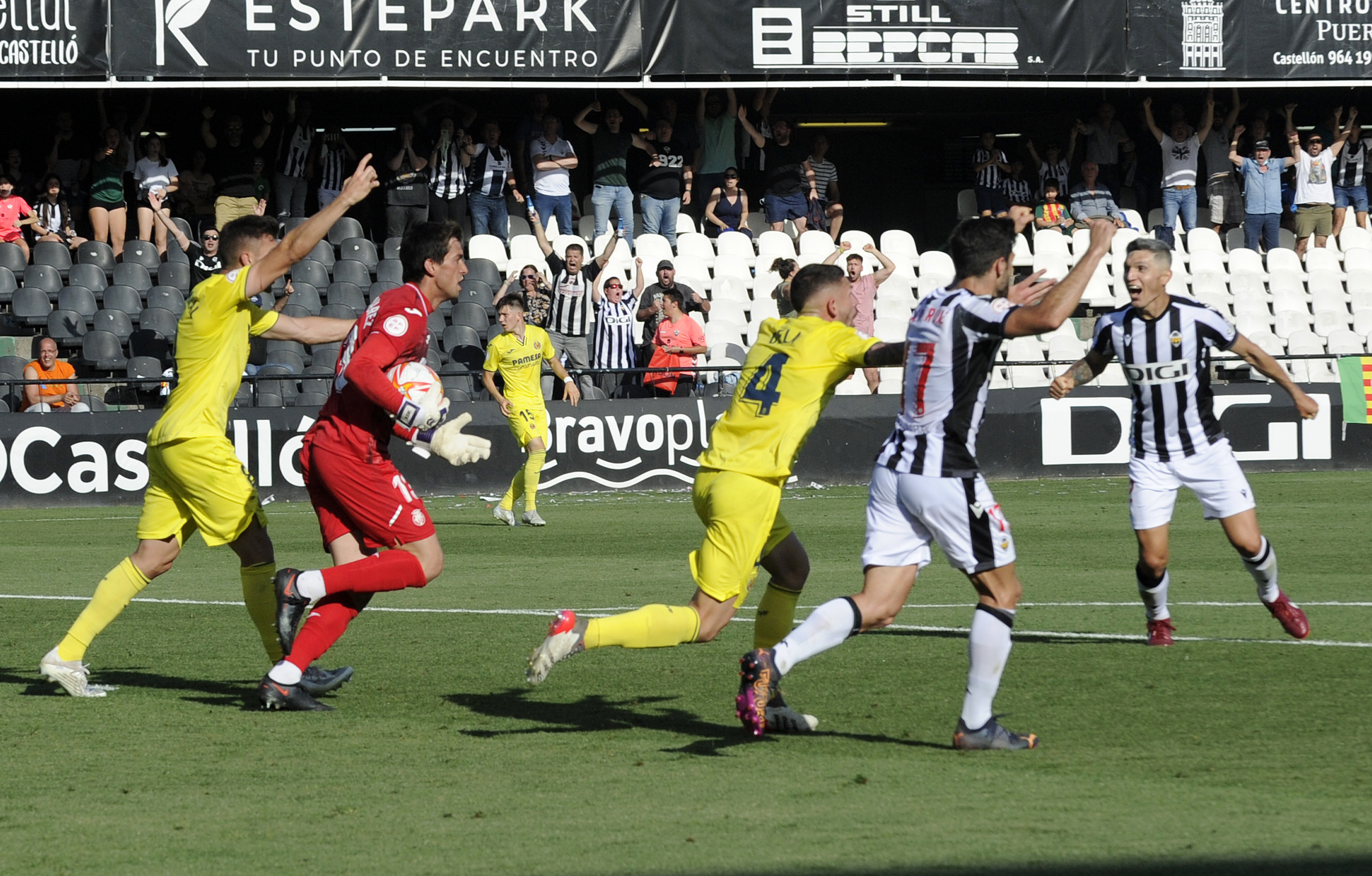 Los jugadores del Villarreal B protestan el gol de Borja celebrado por los albinegros.