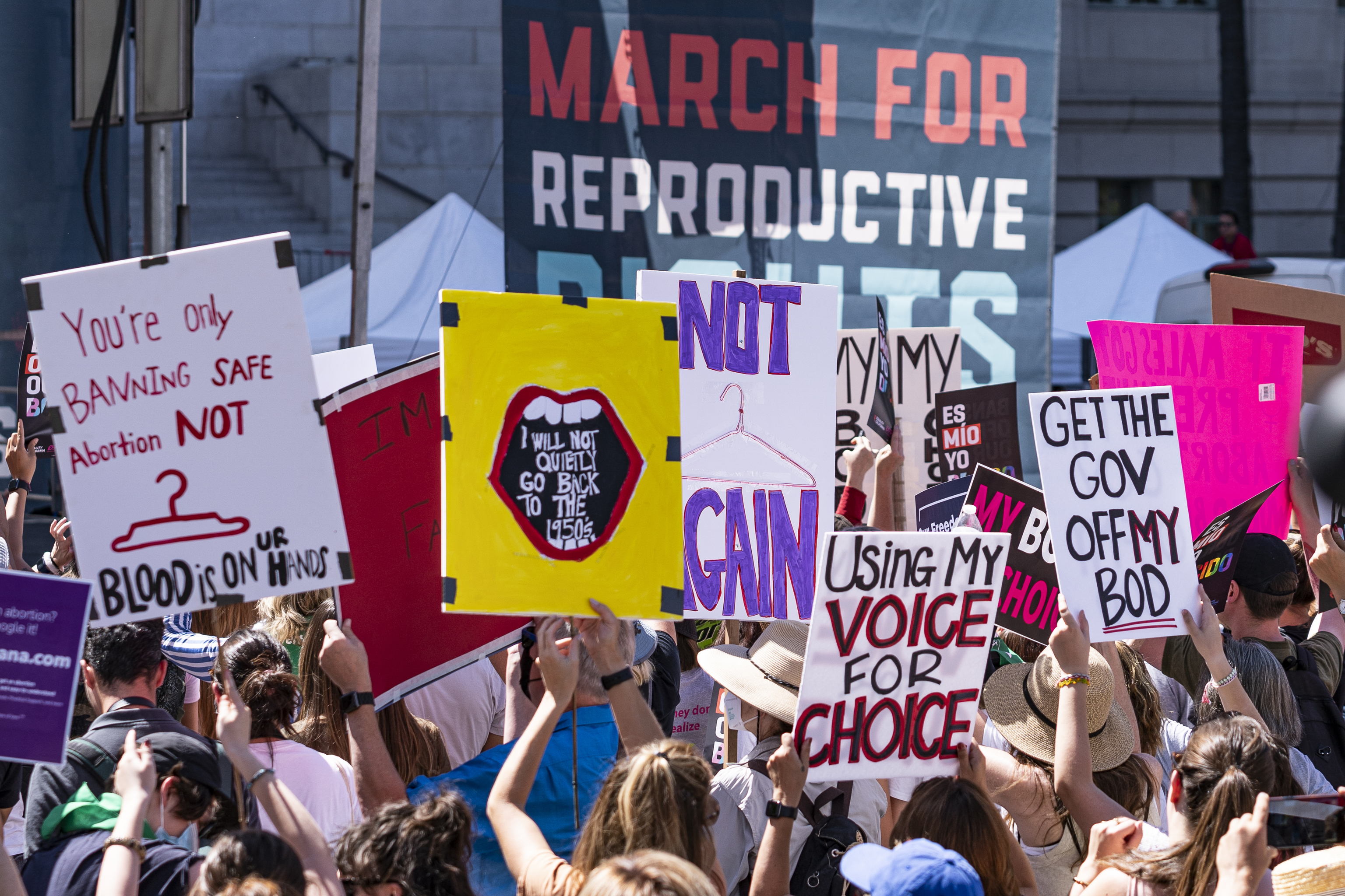 «Mi cuerpo, mi decisión», el grito de miles de mujeres en Los Ángeles para reivindicar su derecho al aborto