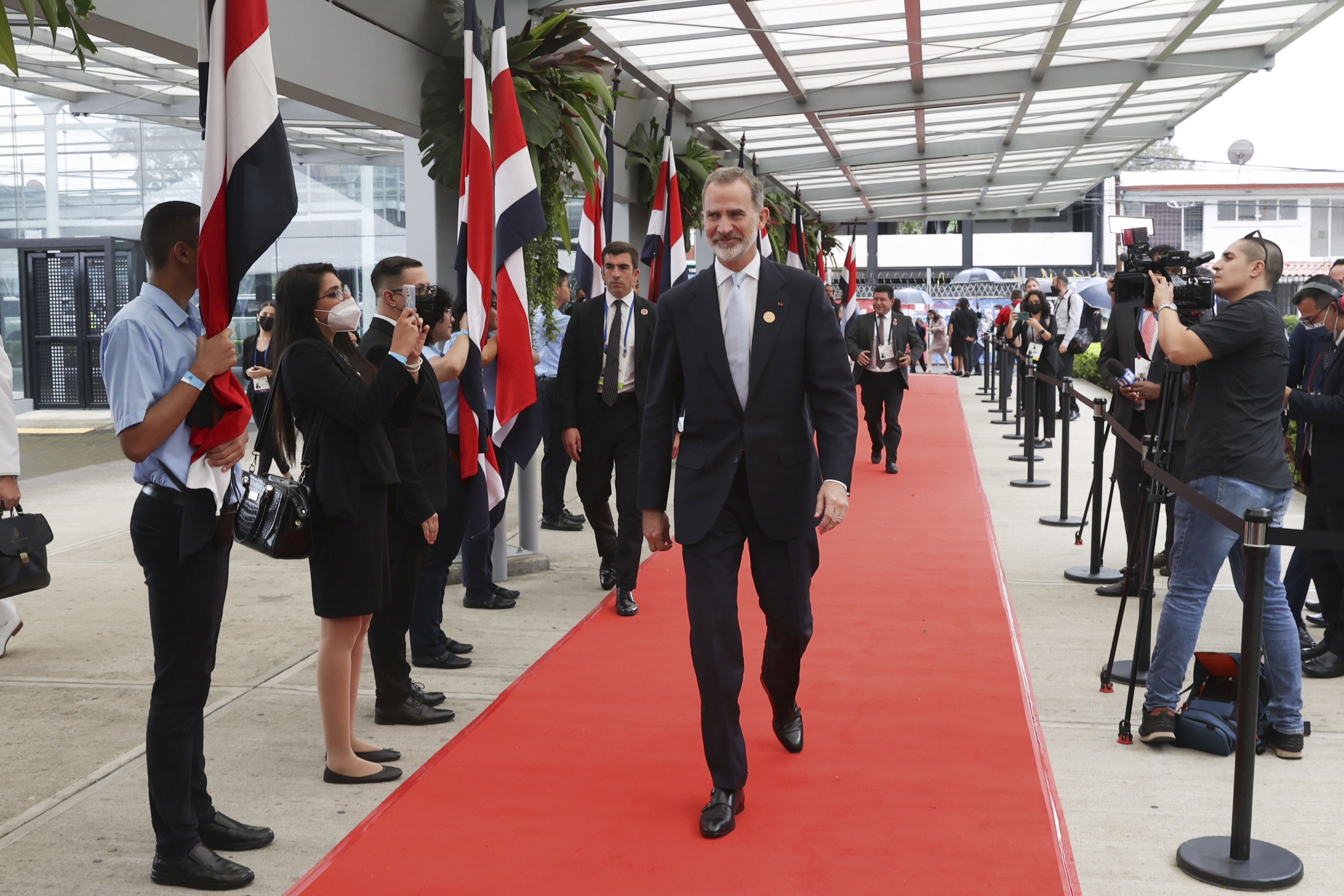 Felipe VI travels to Abu Dhabi, although he is not matched with Don Juan Carlos