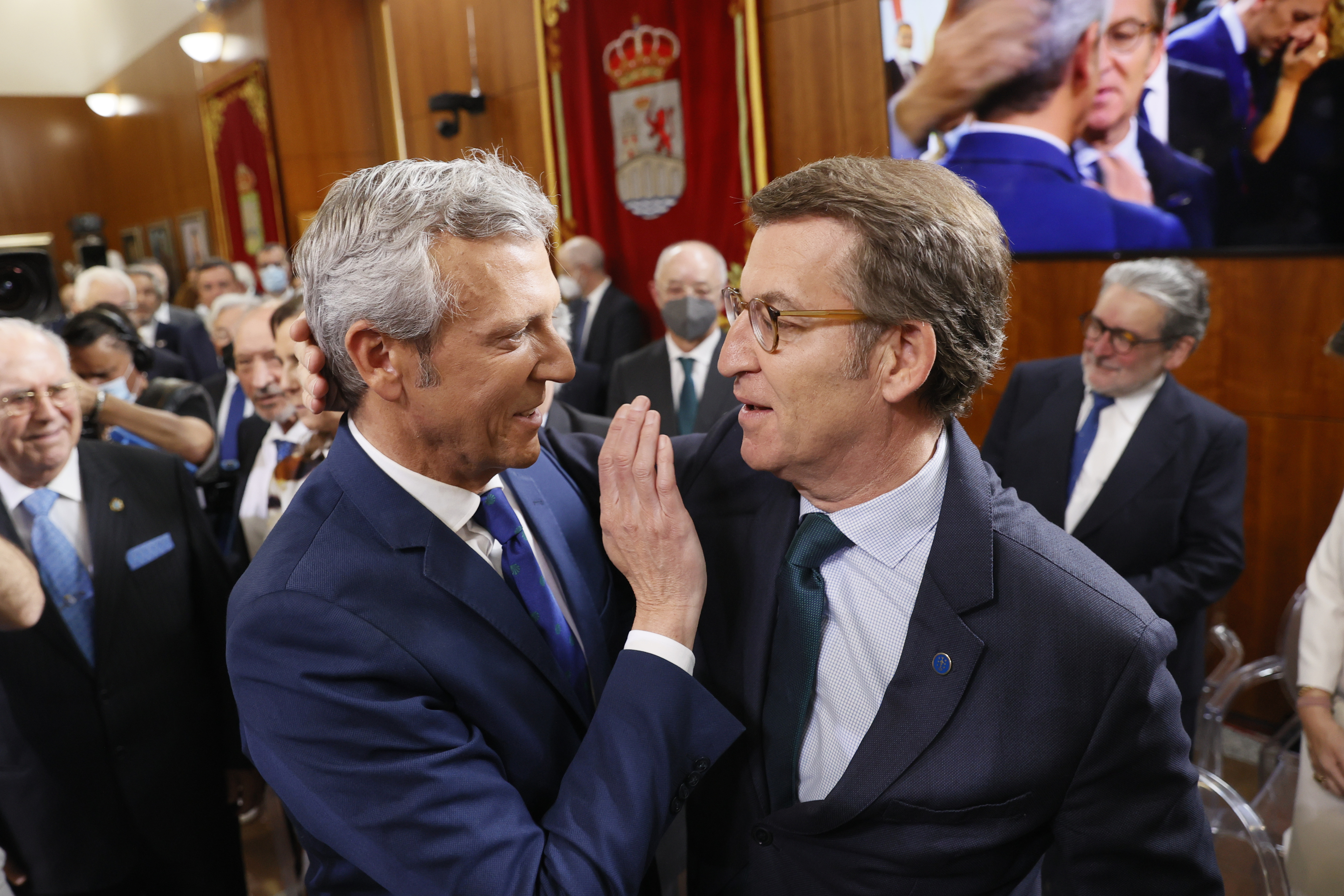 El nuevo presidente de la Xunta de Galicia, Alfonso Rueda, conversa con Alberto Nez Feijo.