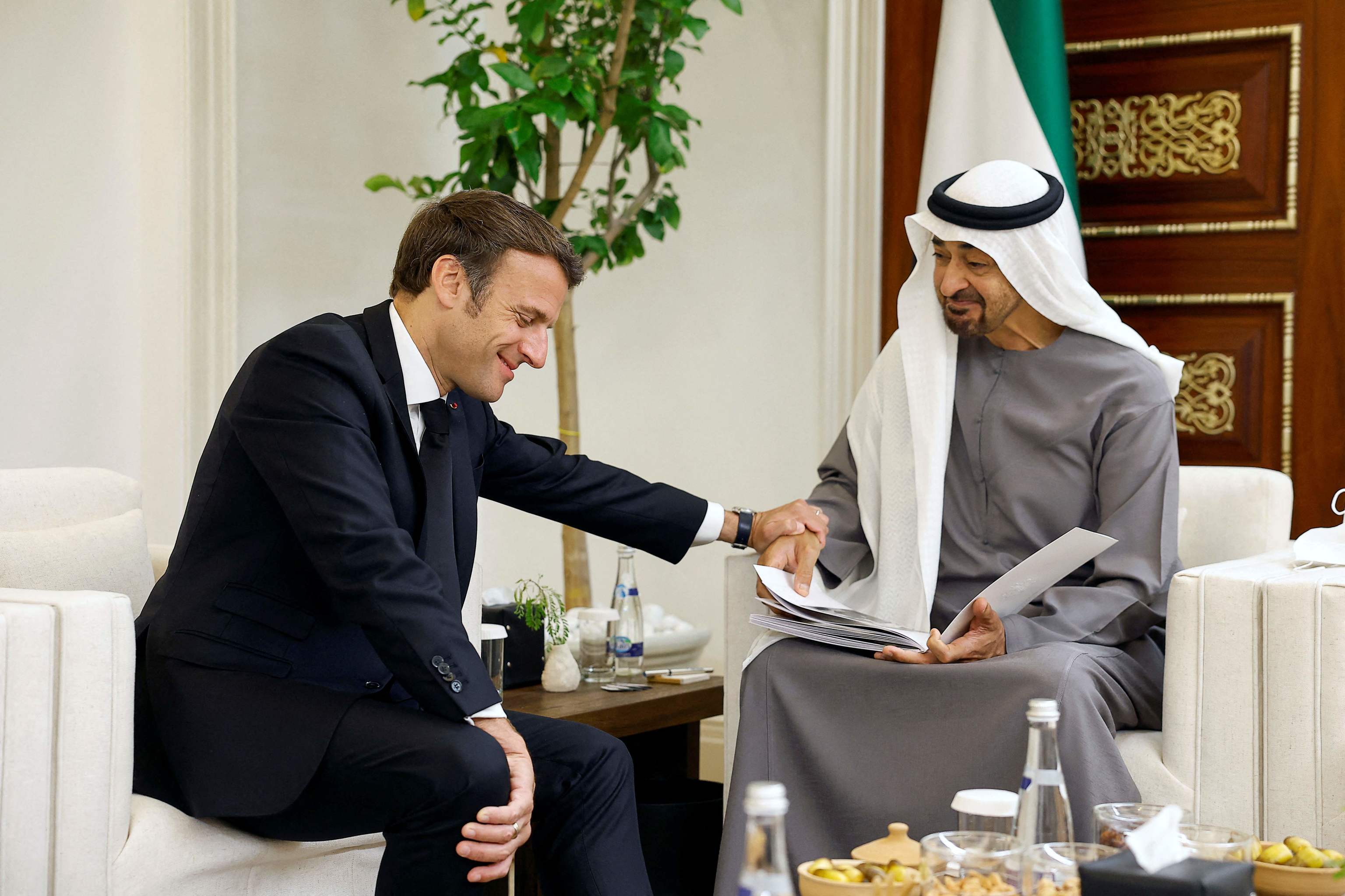 Enmanuel Macron con Mohamed bin Zayed al Nahayn.