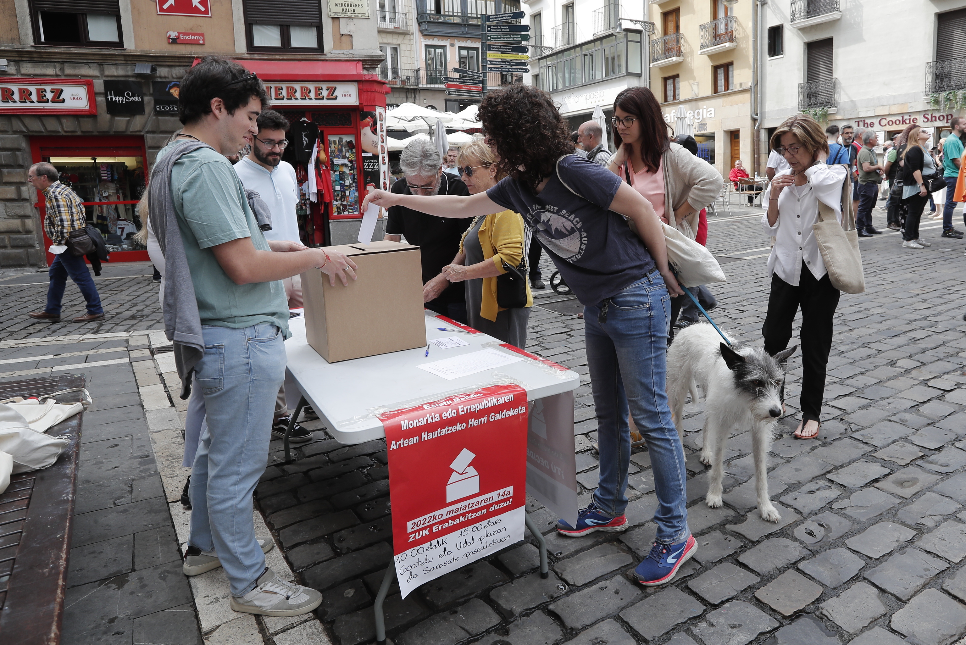 Varias personas participan en Pamplona en la consulta