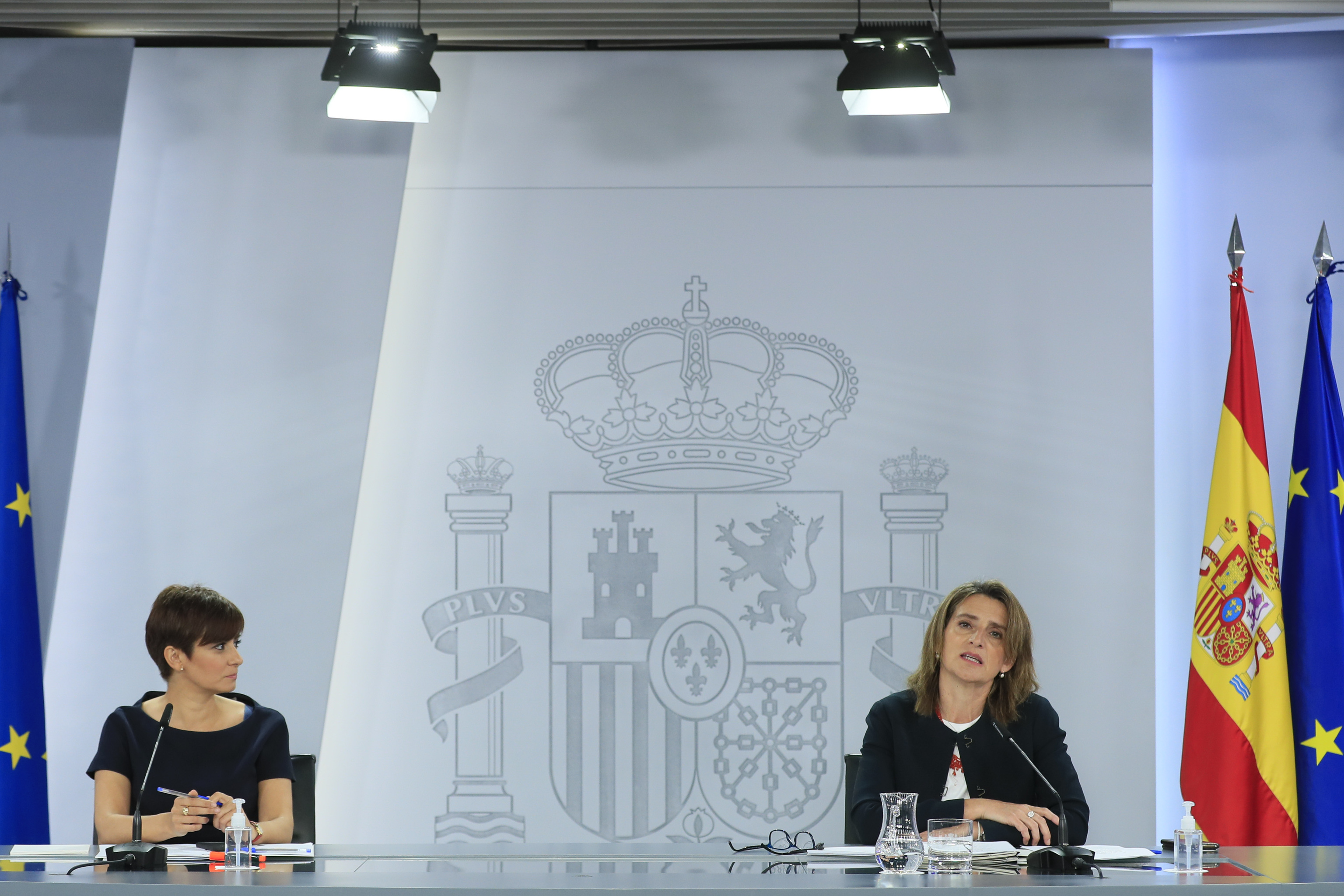 De izquierda a derecha, la ministra Portavoz, Isabel Rodríguez y la vicepresidenta tercera, Teresa Ribera este viernes en Moncloa