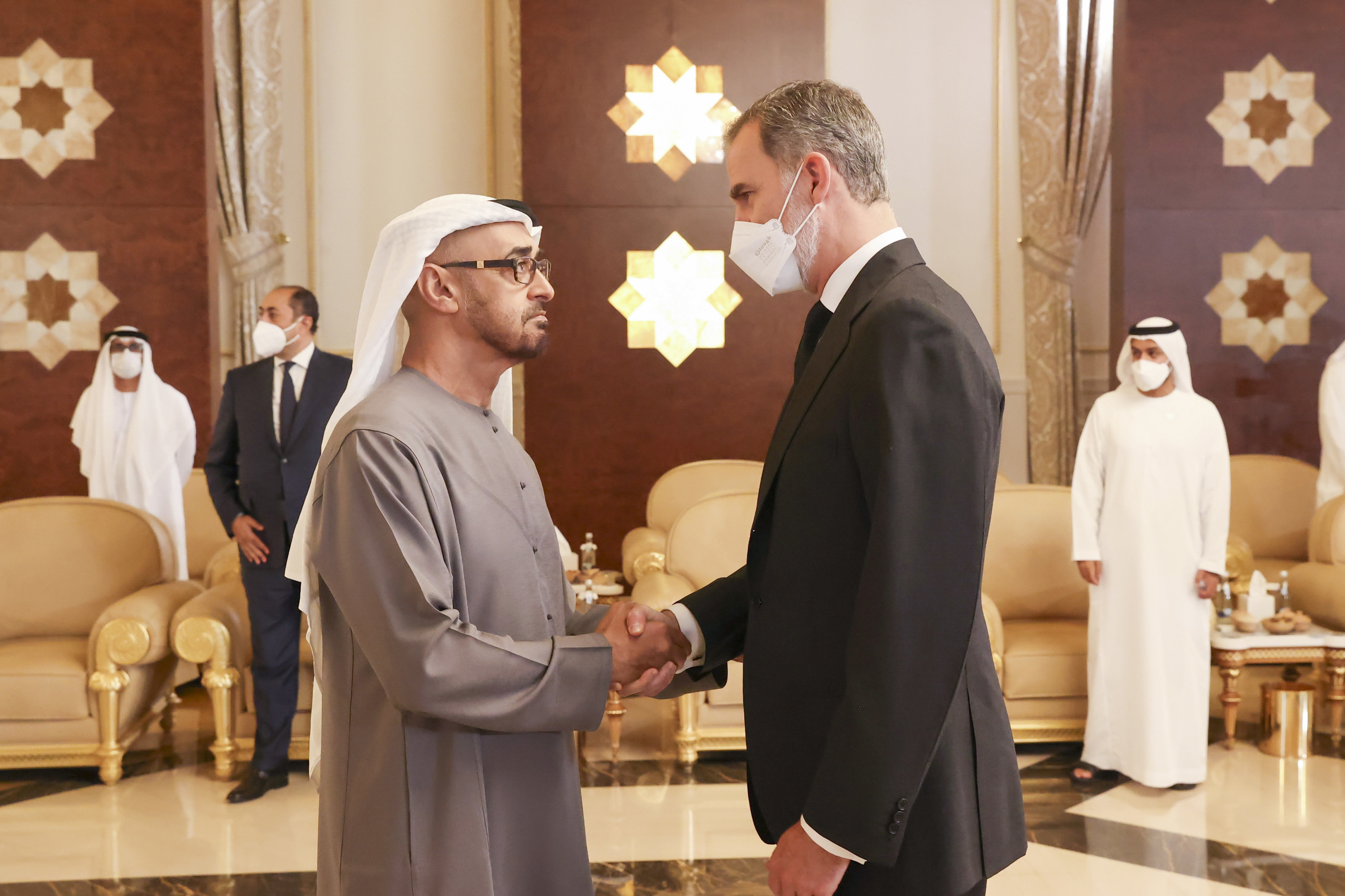 El Rey da el pésame al jeque Mohamed bin Zayed Al Nahyan durante su visita a Abu Dabi.