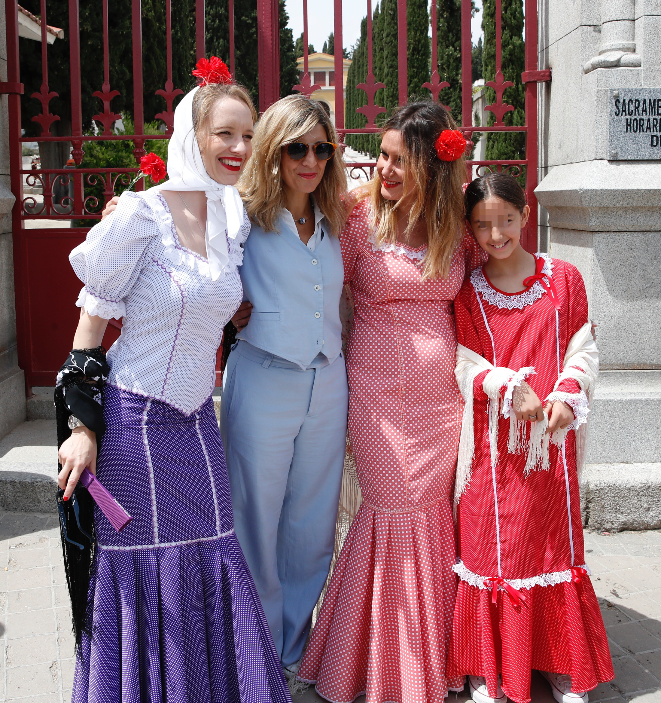 La vicepresidenta segunda del Gobierno y ministra de Trabajo, Yolanda Daz (2i), posa para una foto con varias chulapas mientras visita la Pradera de San Isidro durante las celebraciones por la festividad del patrn de Madrid, este domingo, en la capital espaola.