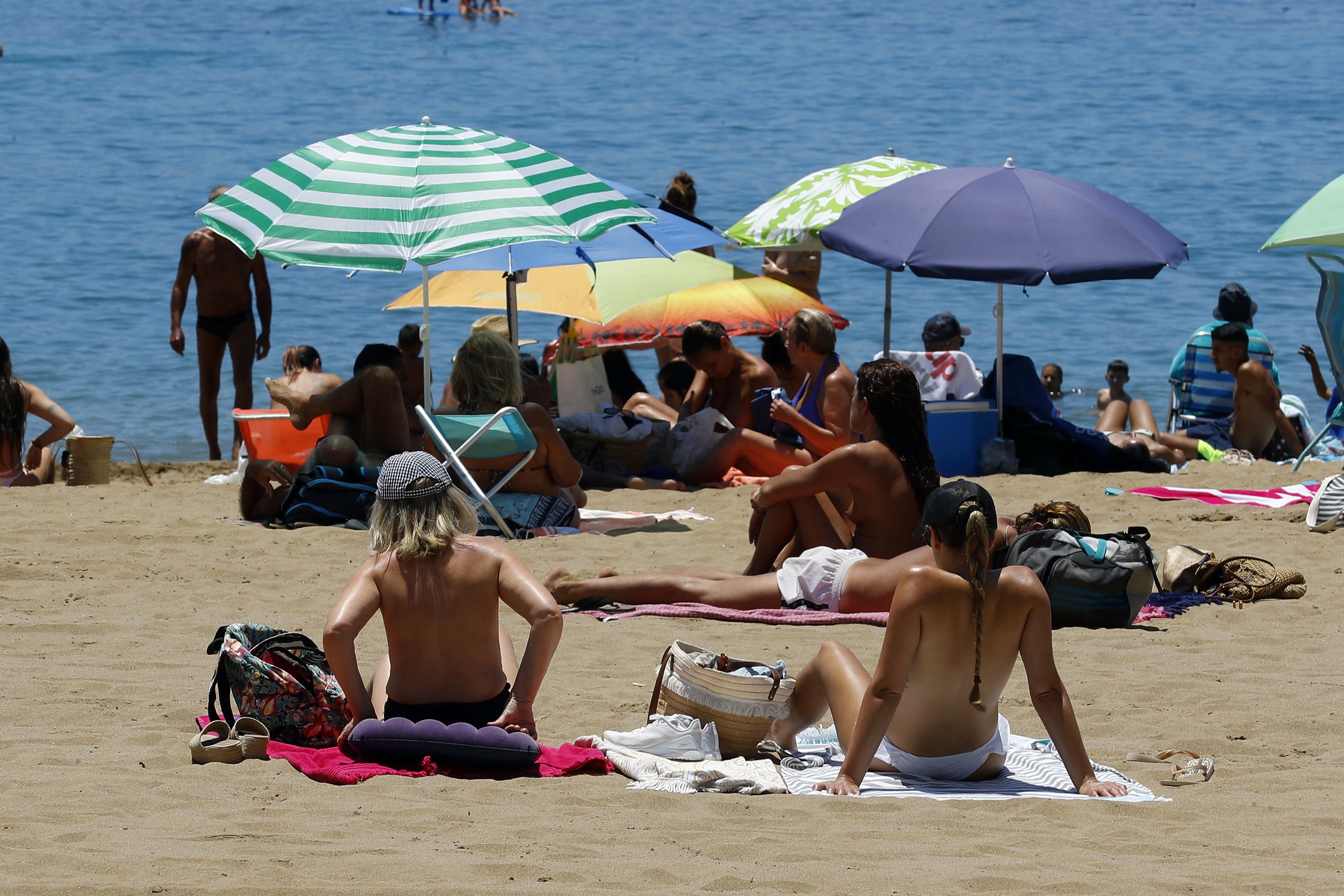 Miles de personas han disfruta este sábado de un día de playa en Las Canteras, en Las Palmas de Gran Canaria, donde se han registrado cielos despejados y temperaturas sobre los 30 grados centígrados.