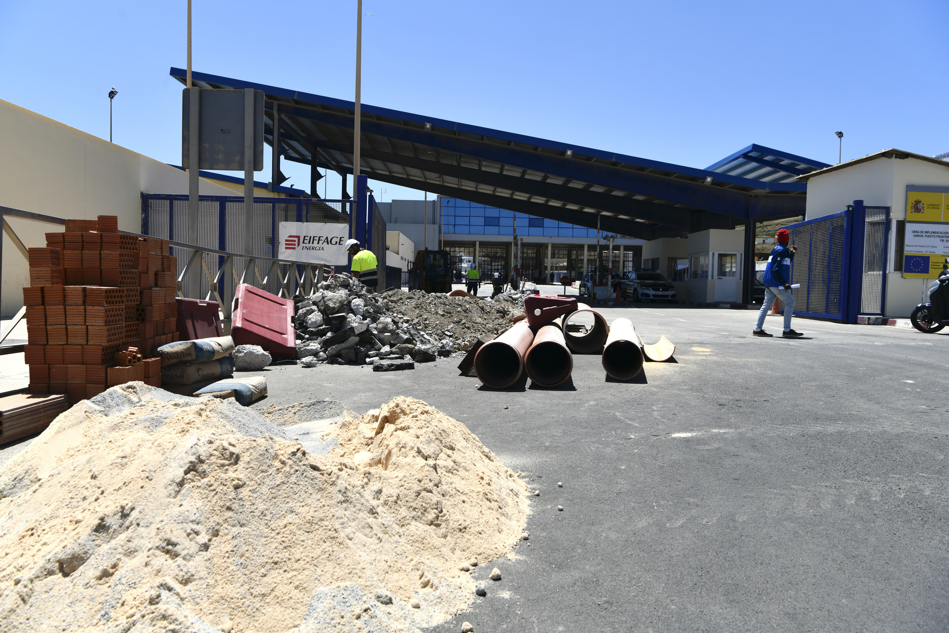 Varios trabajadores se afanan en la puesta a punto de un puesto fronterizo en la ciudad autónoma de Ceuta horas antes de su reapertura