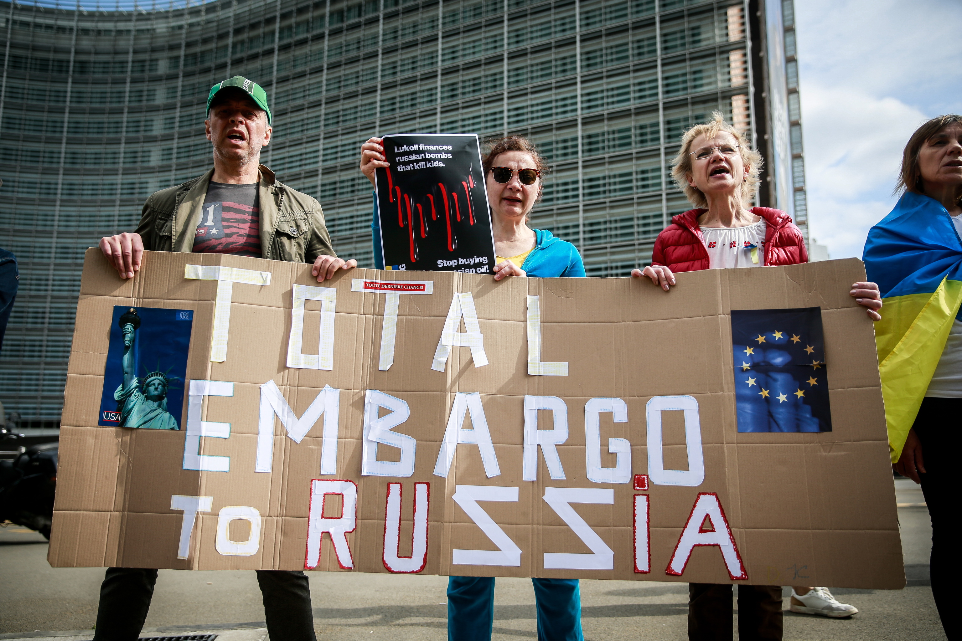 Ciudadanos de Ucrania piden en Bruselas el embargo del petróleo ruso