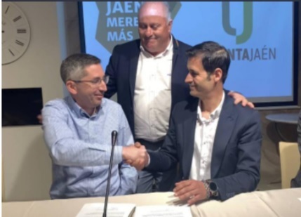 Juanma Camacho y Javier Saigner tras sellar el acuerdo.