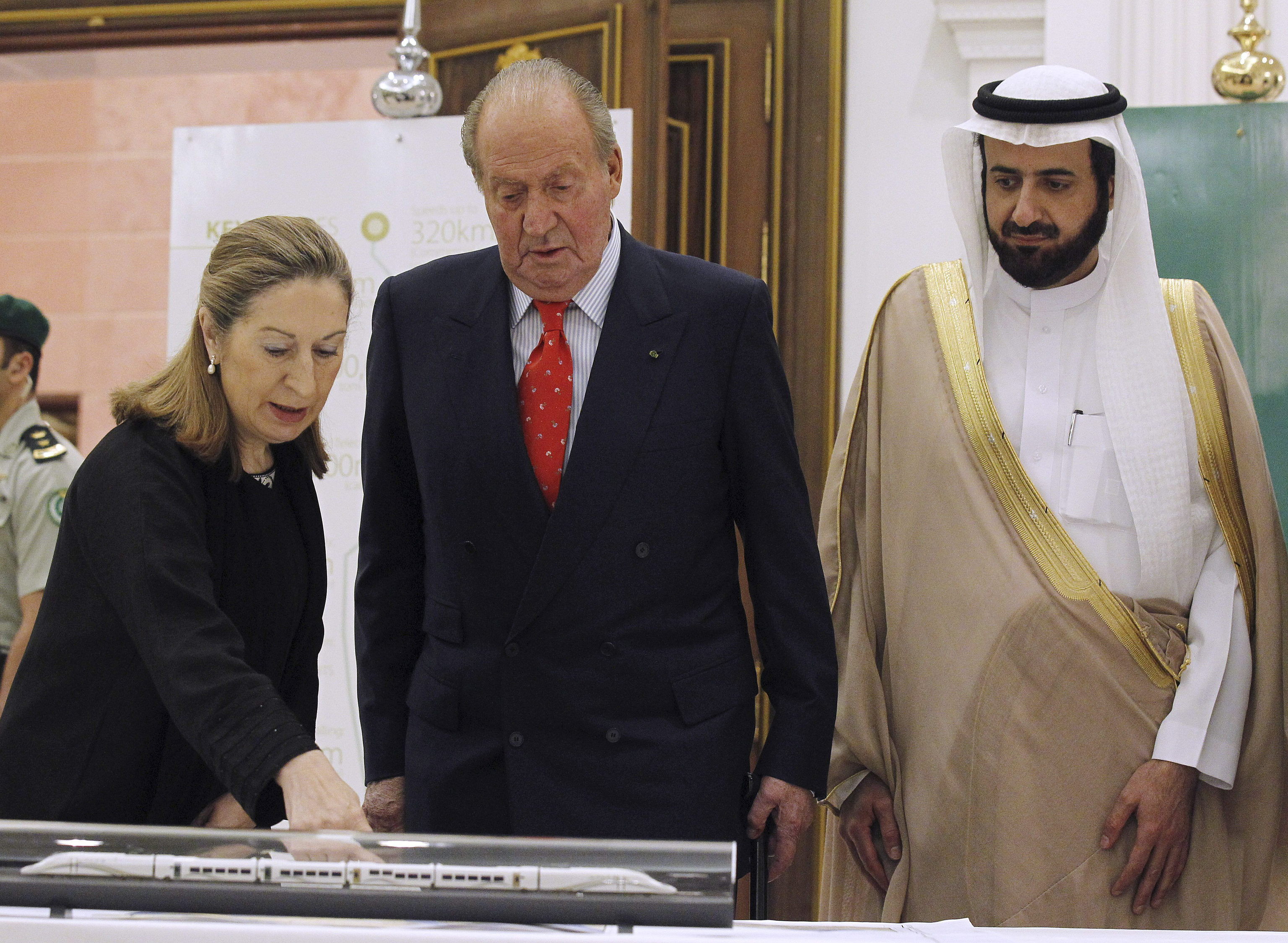 El Rey Juan Carlos, junto a Ana Pastor durante una visita a Arabia Saudí.