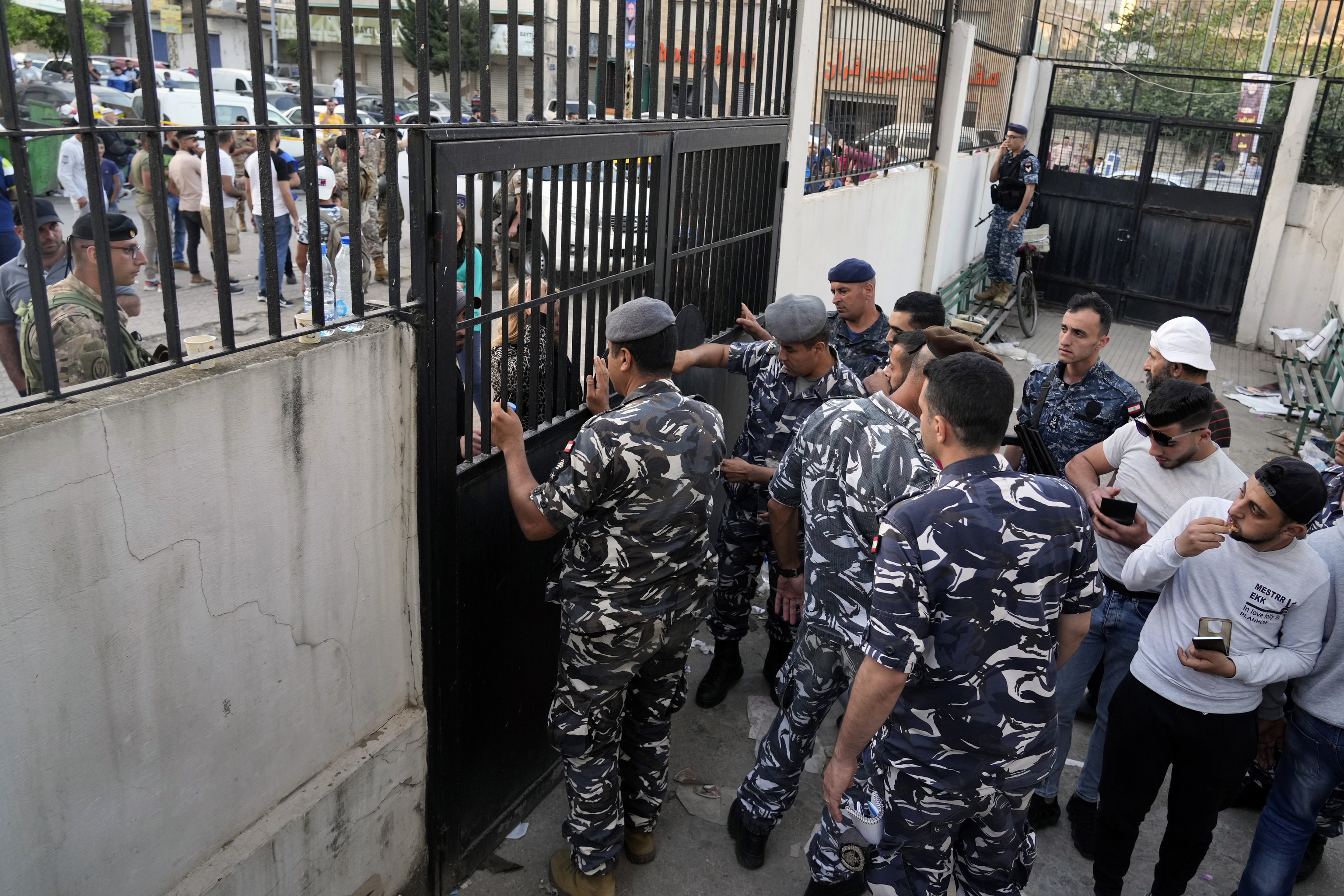 Policías a la entrada de un centro de votación el domingo en Trípoli.