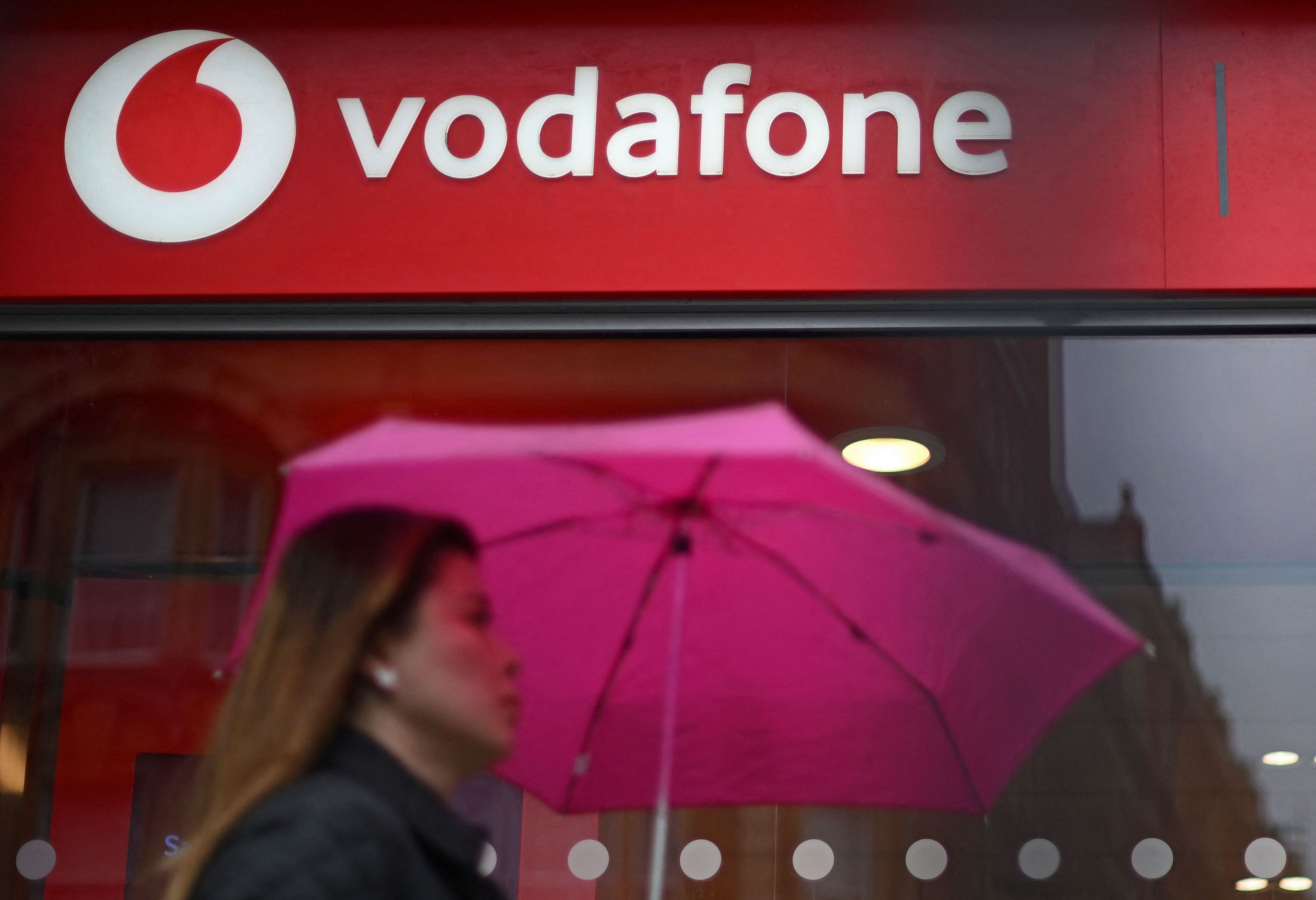 Vodafone factura 4.180 millones: grandes contratos, venta de móviles y roaming compensan la caída de los ingresos por servicio