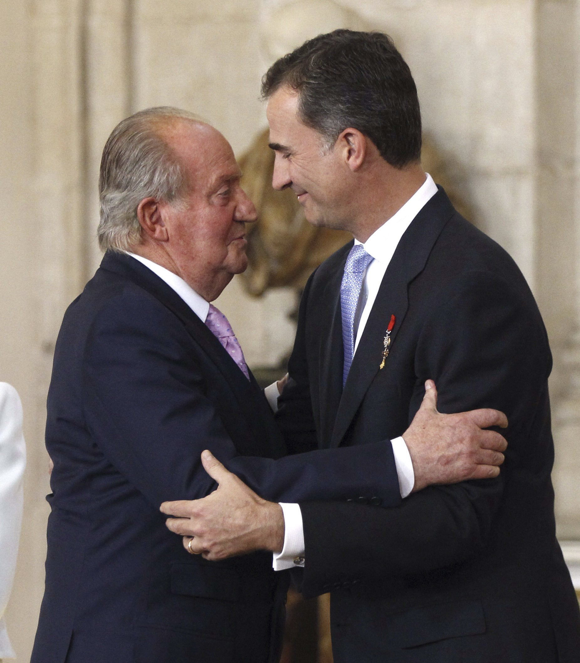 Juan Carlos I en la ceremonia de abdicación junto a su hijo Felipe VI.