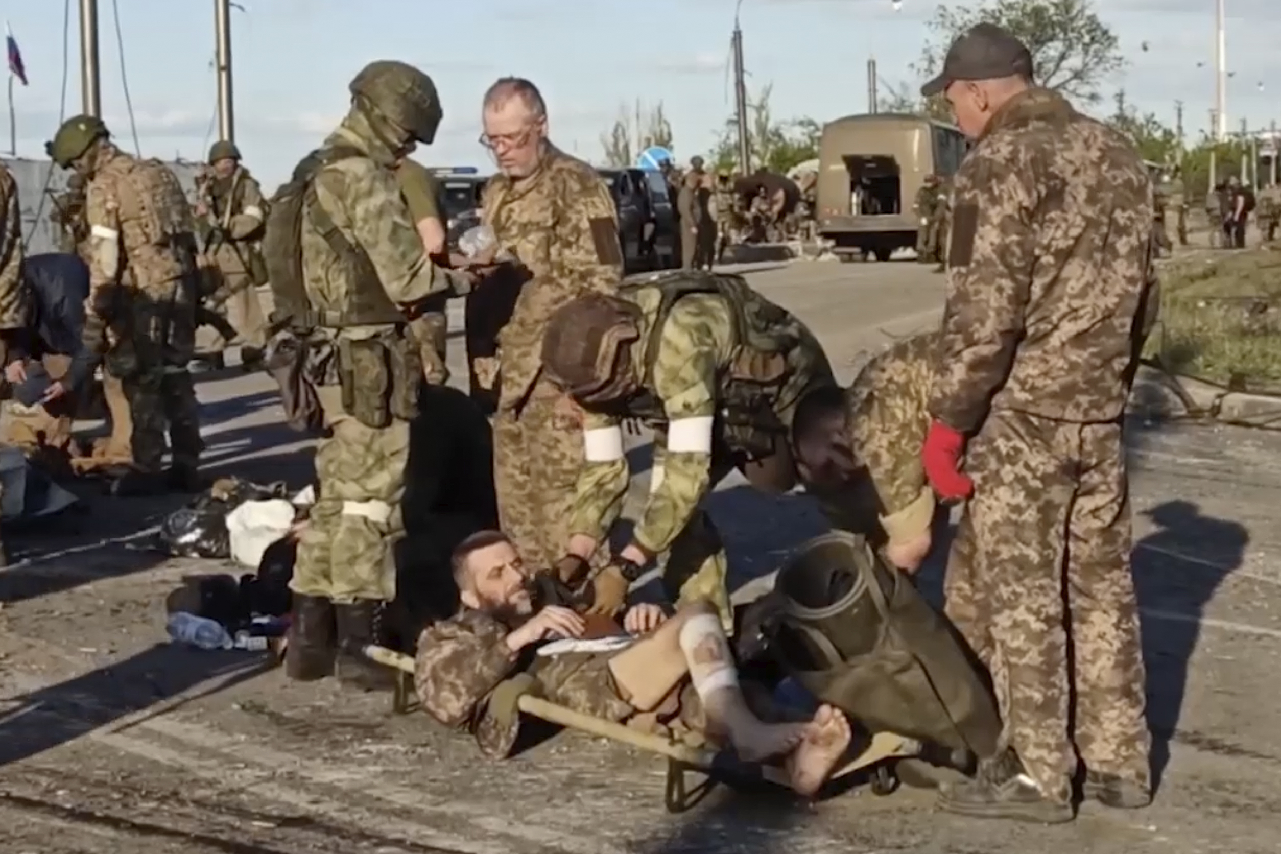 El ejército ruso evacúa a soldados ucranianos de Azovstal.