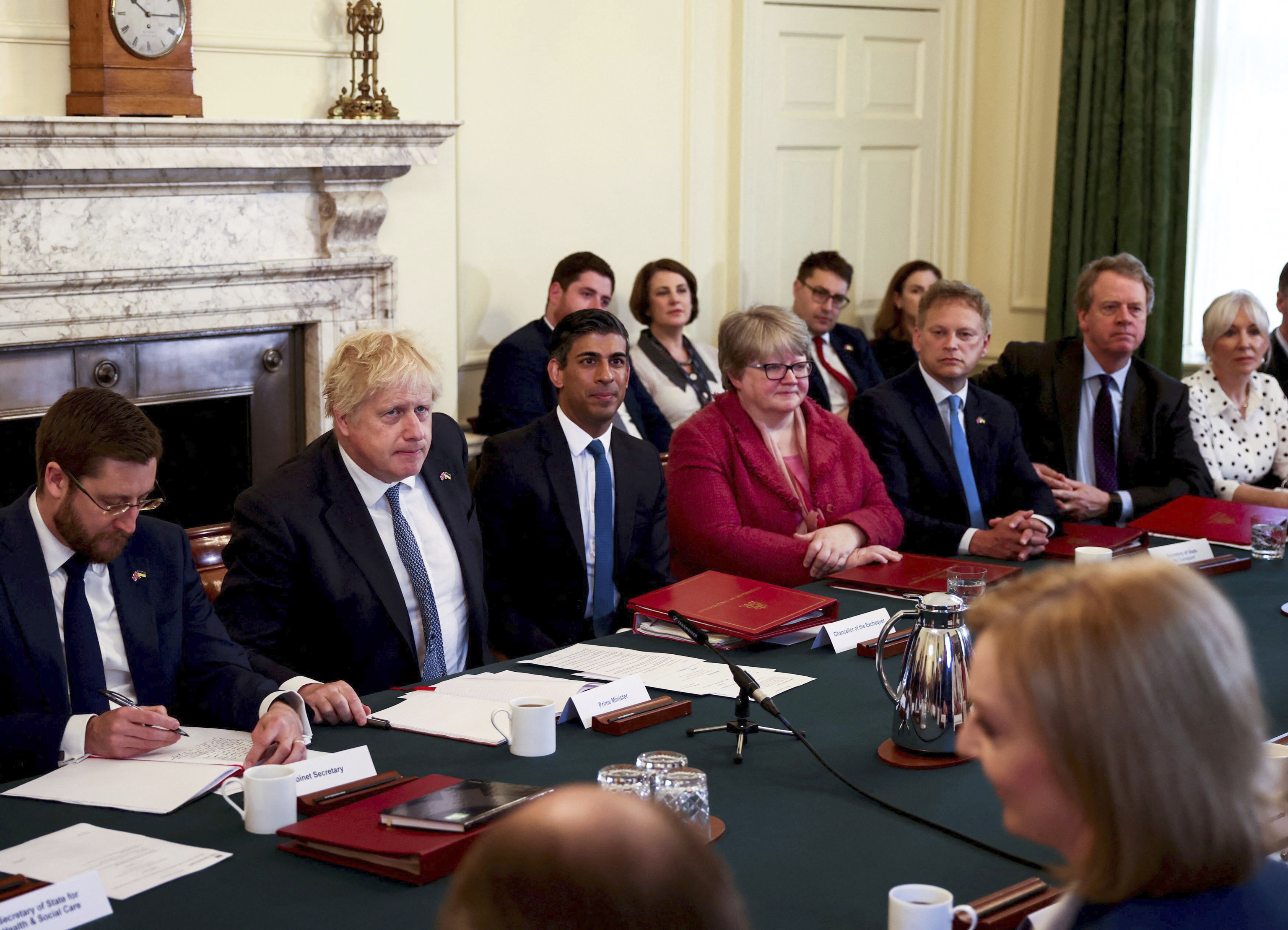 El primer ministro británico, Boris Johnson, reunido con su equipo de gobierno este martes.