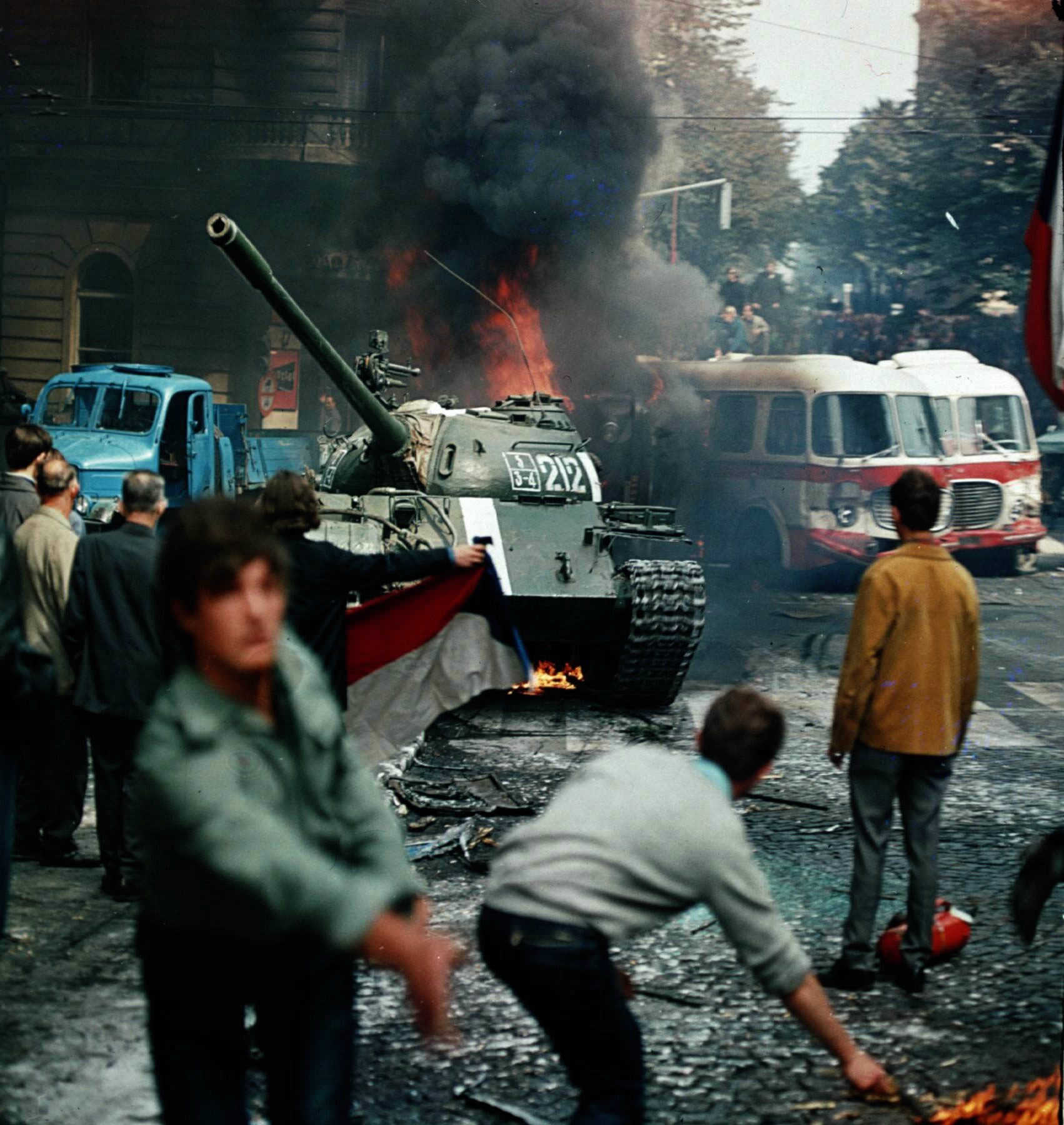 La poblacin intenta parar el avance de un tanque sovitico por las calles de Praga, durante la Primavera de Praga de 1968.