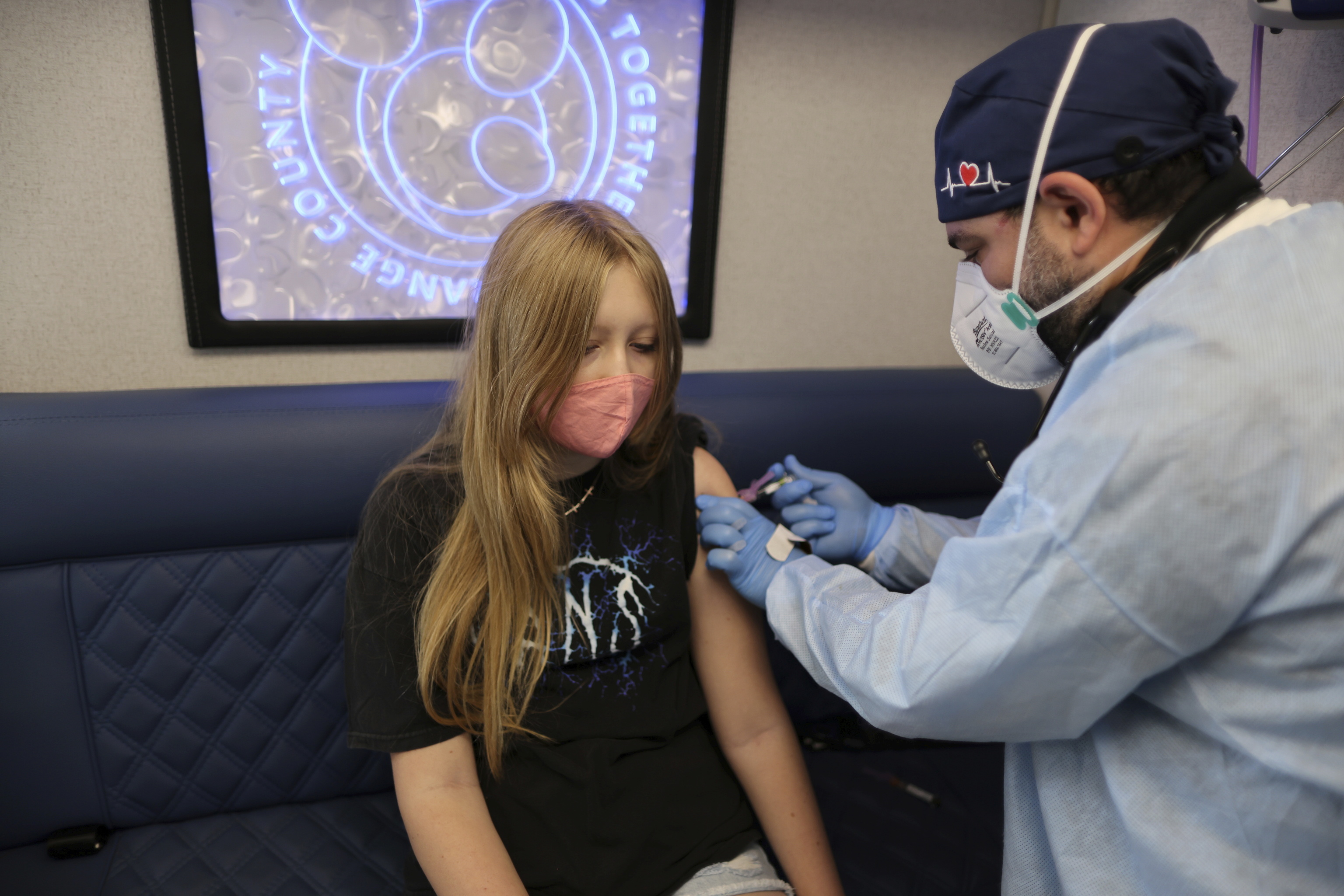 Vacuna de hepatitis y meningitis a una niña de 12 años.