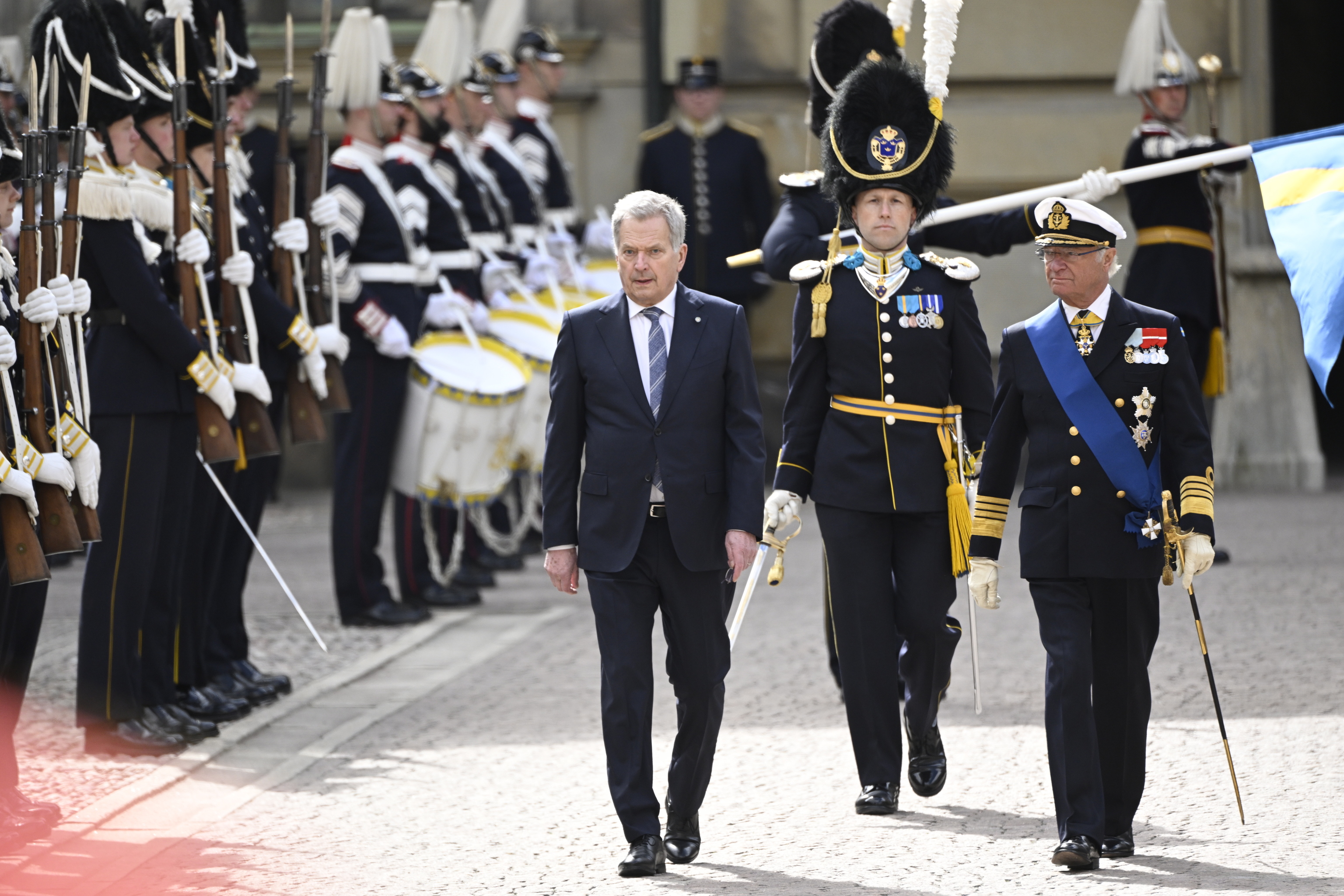 El presidente finlandés, Sauli Niinisto (izq.), y el rey sueco, Carl Gustaf, durante una ceremonia en el palacio real de Estocolmo.