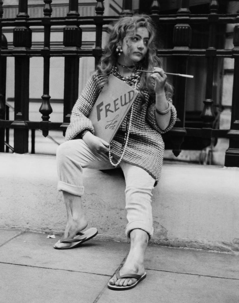 Una niña disfrazada de psicóloga beatnik, en Londres, en 1961.