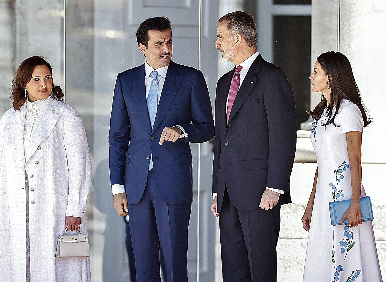 The Emir of Qatar, Tamim bin Hamad Al Thani, and his wife speak to the King and Queen of Spain