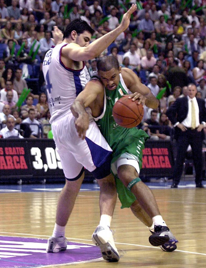 Okulja in the third match of the ACB League play-off quarterfinals.