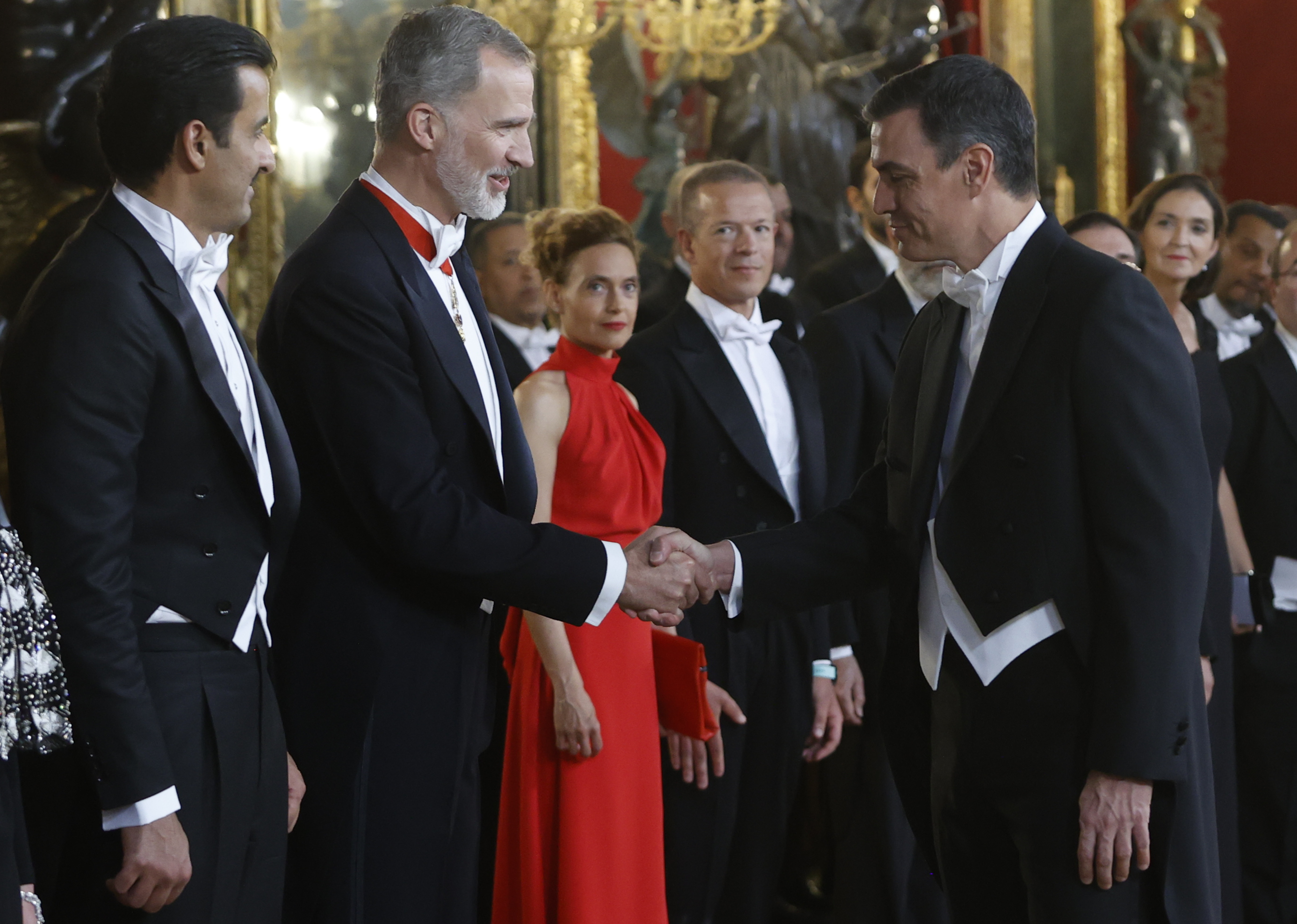 Pedro Sánchez saluda a Felipe VI la pasada semana antes de la cena de gala por la visita del emir de Catar.