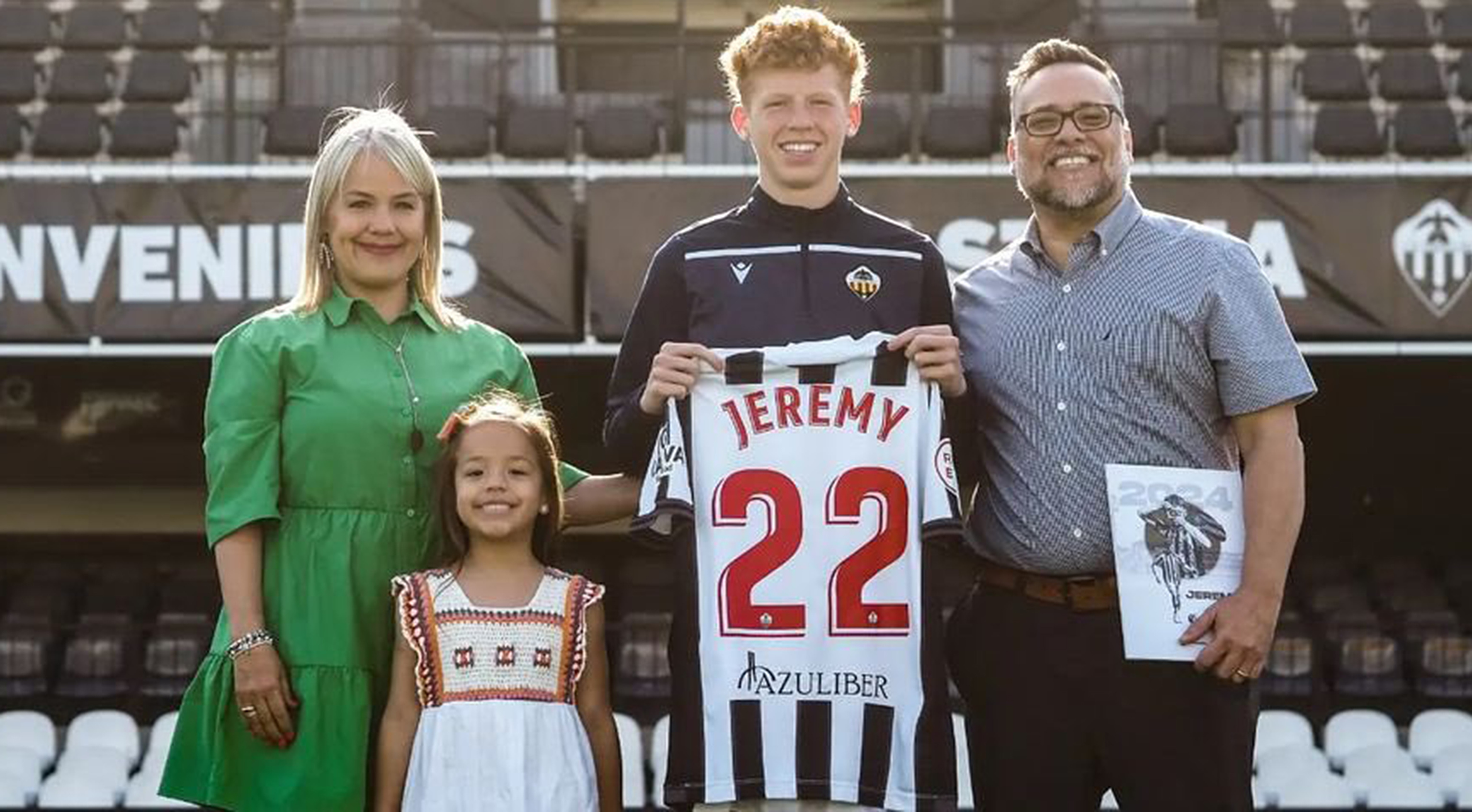 Jeremy, junto a su familia, en Castalia tras firmar su contrato con el club albinegro.