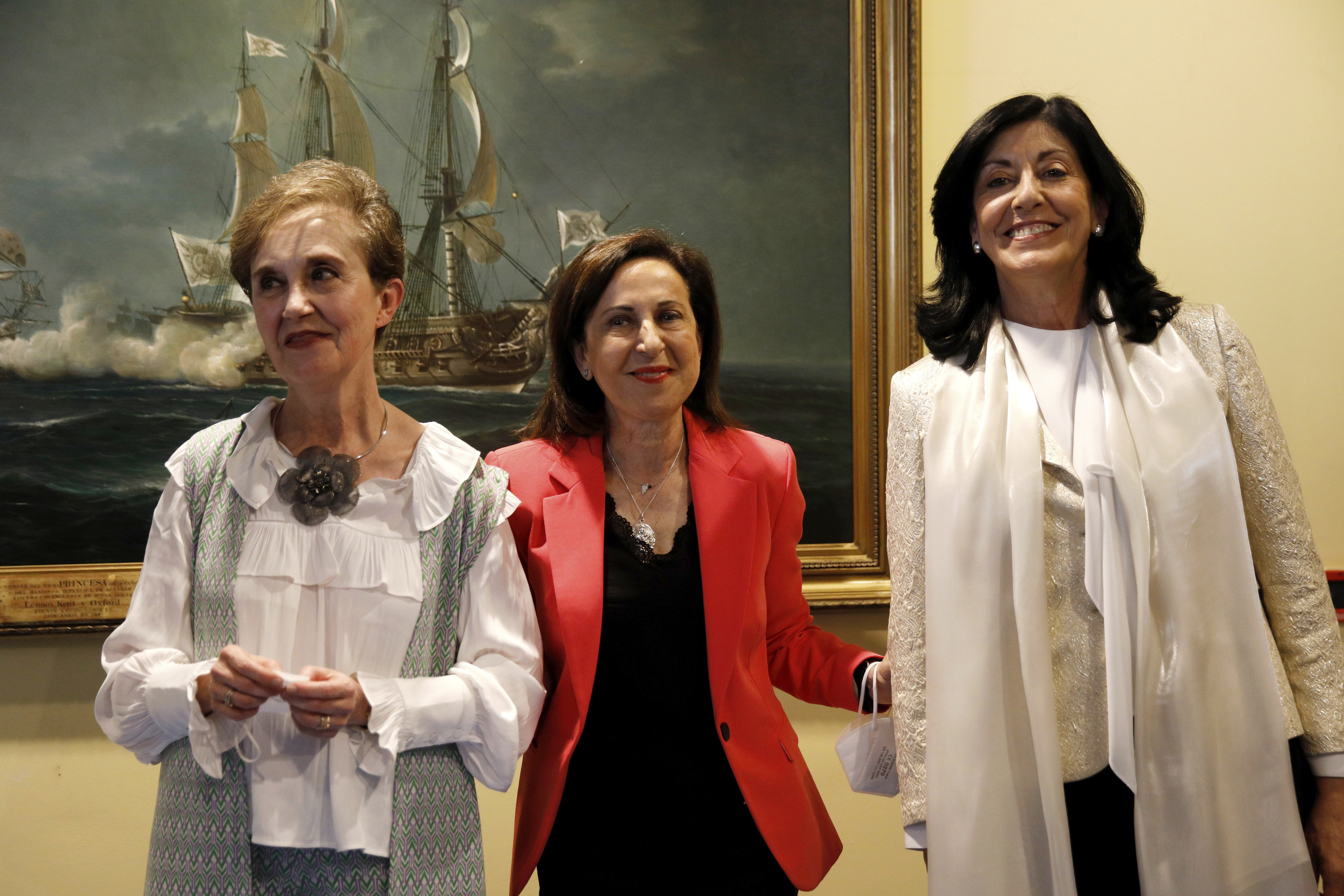 La ministra Margarita Robles, junto a la directora del CNI, Esperanza Casteleiro (dcha.) y la ex directora Paz Esteban.
