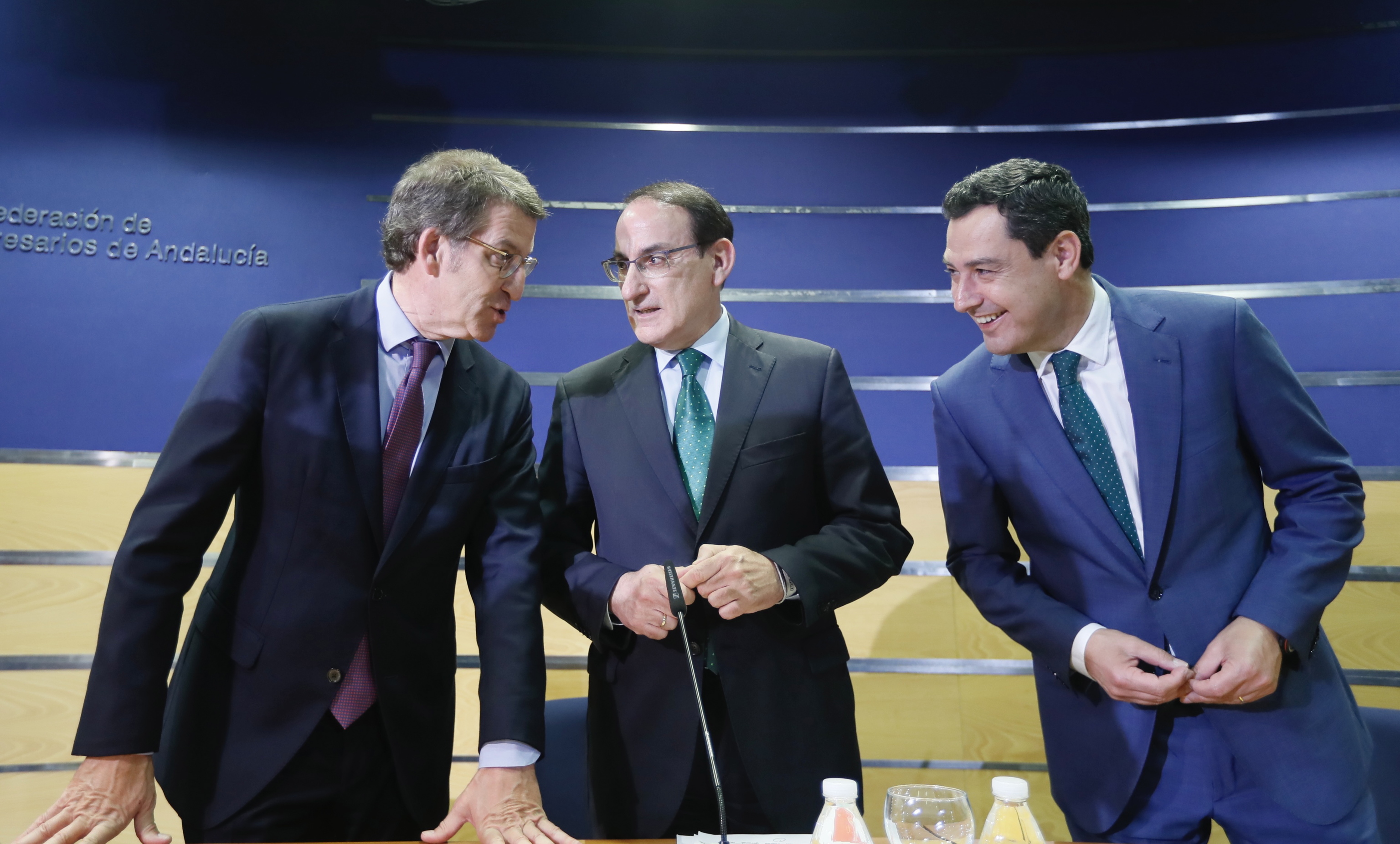 Alberto Núñez Feijóo, presidente del PP, este miércoles en Sevilla junto al presidente de la CEA, Javier González de Lara, y el de la Junta de Andalucía, Juanma Moreno.