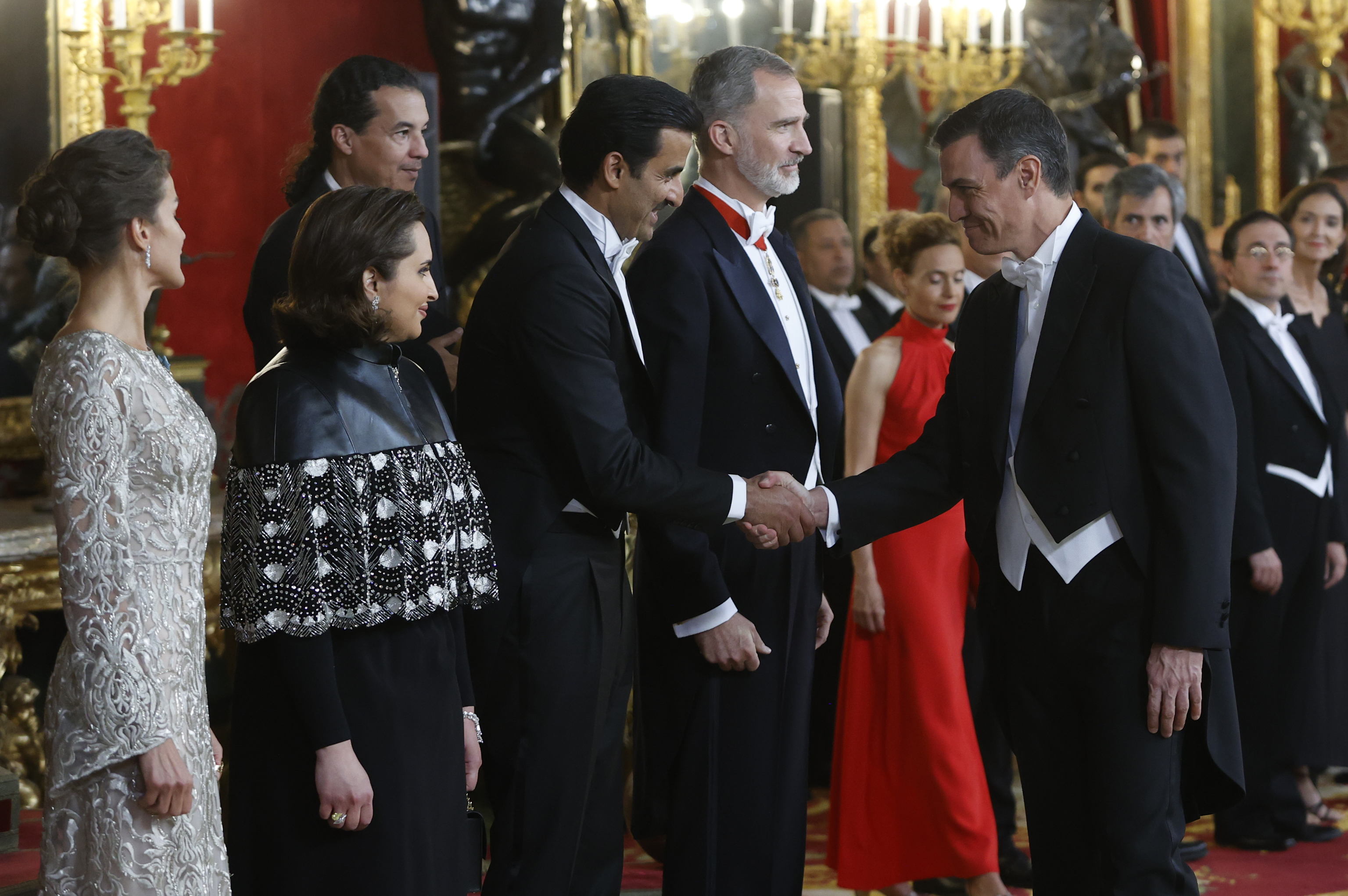 Pedro Snchez saluda al emir de Catar Tamim bin Hamad Al Thani, en presencia de los Reyes Felipe VI y Doa Leticia, el pasado 17 de mayo.