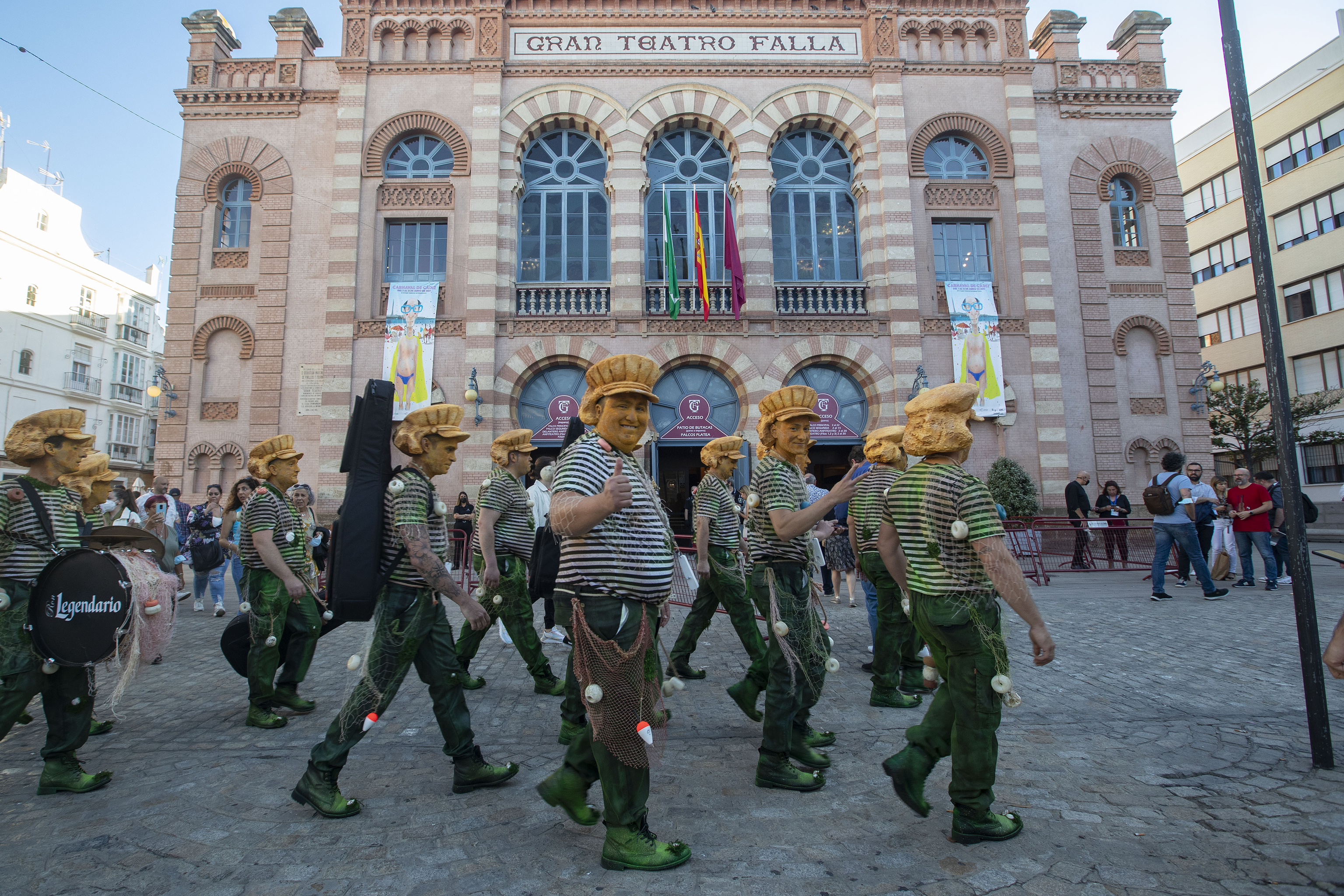 Agrupaciones participantes del Carnaval de Cádiz paseando ante el Teatro de Falla.