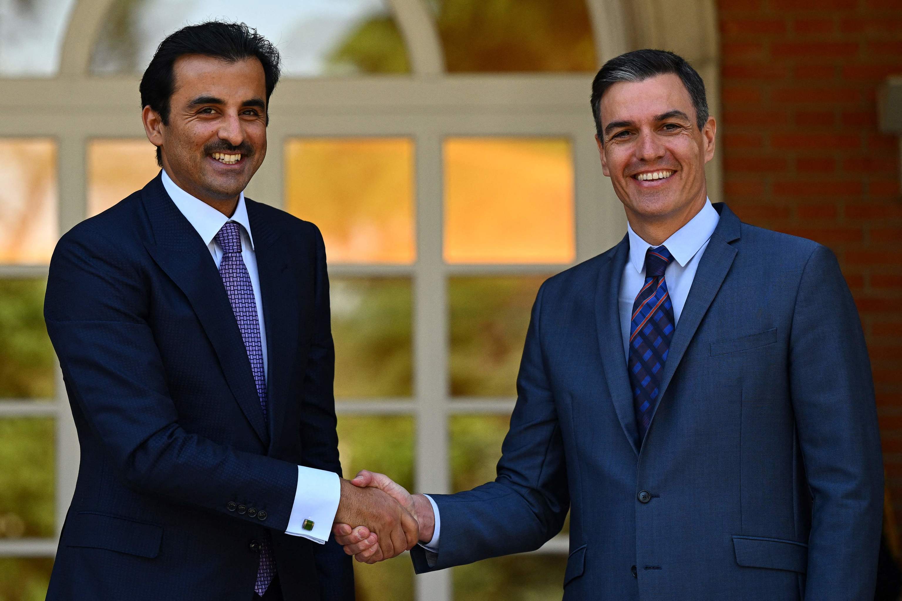 Pedro Sánchez saluda al emir de Catar, Tamim bin Hamad Al Thani, antes de su encuentro en Moncloa.