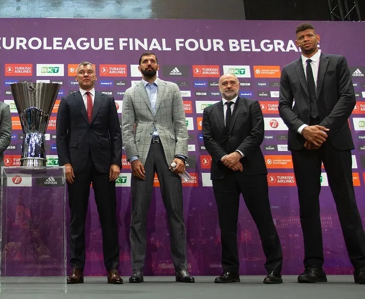 Jasikevicius, Mirotic, Lasso and Tavares with the trophy in Belgrade.