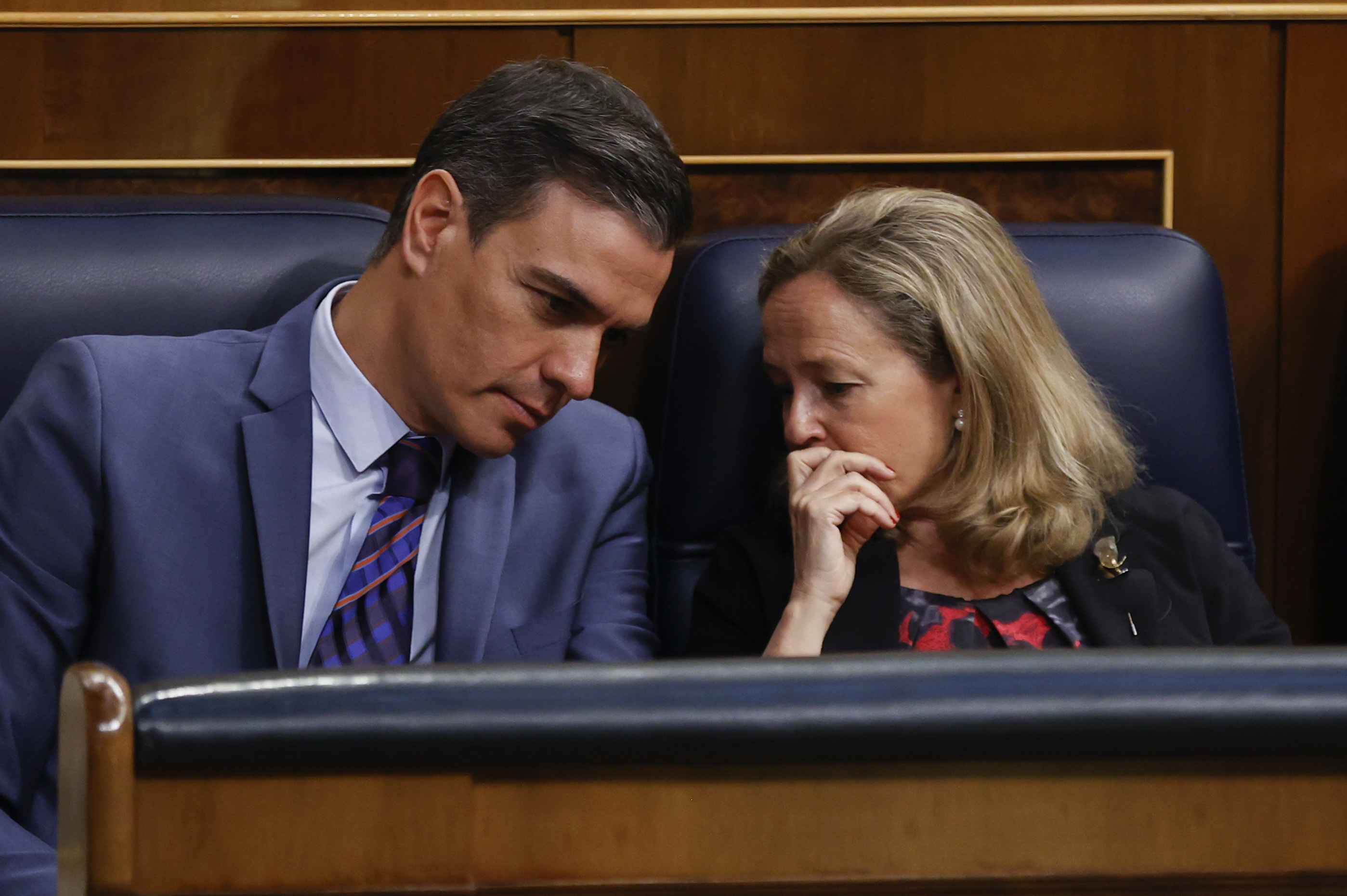 Pedro Sánchez, con Nadia Calviño este miércoles en el Congreso.