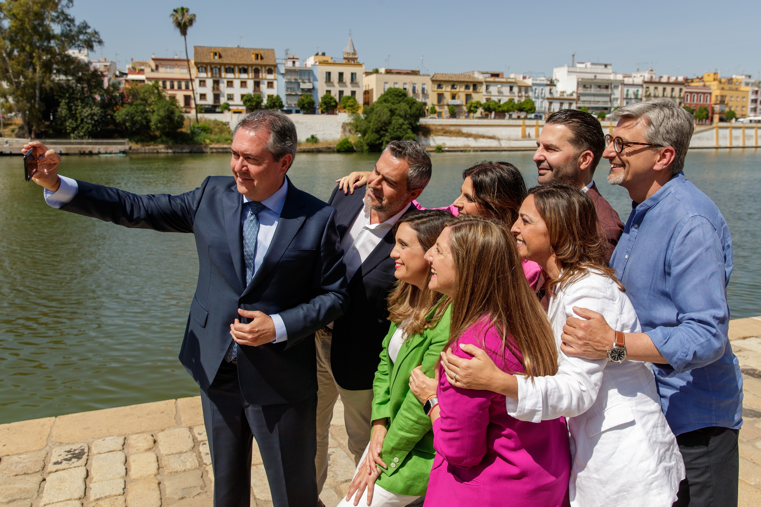 Juan Espadas se hace una foto junto a su equipo, en el acto de presentación de su programa electoral.