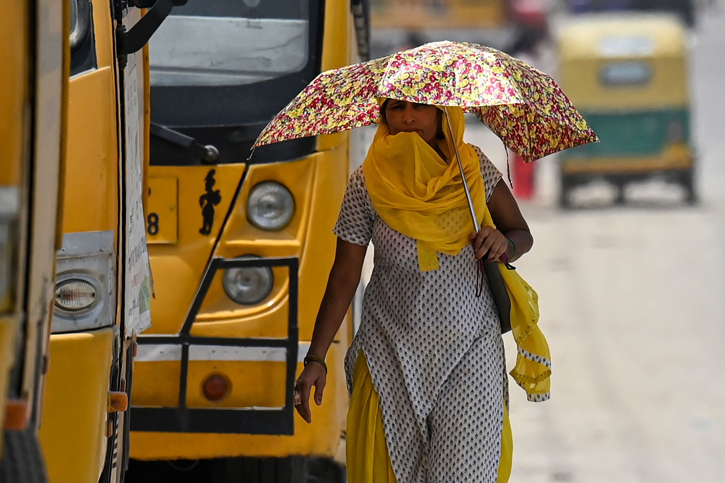 Una mujer se protege del calor en Nueva Delhi