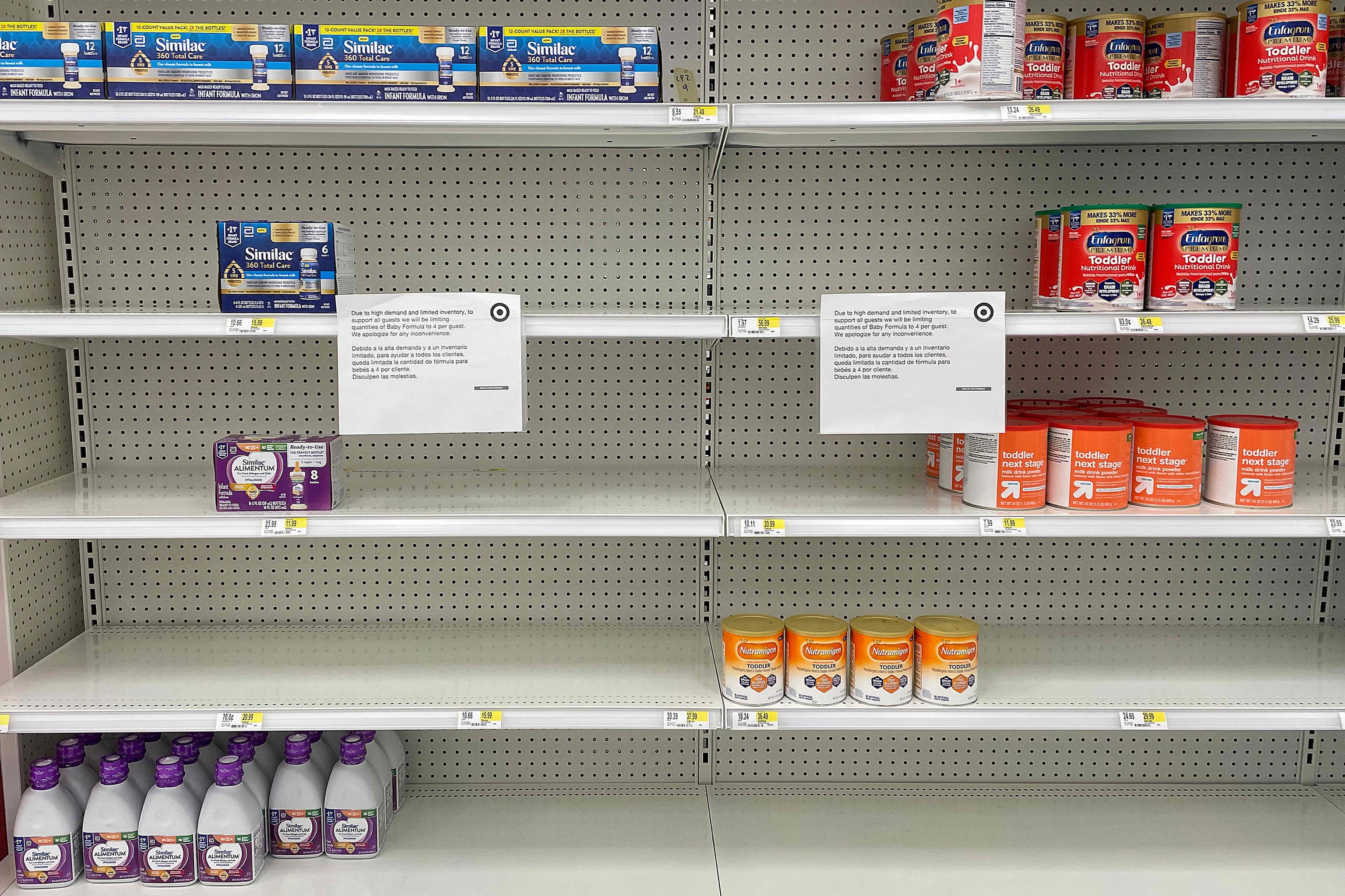 Los estantes de un supermercado prácticamente vacíos.