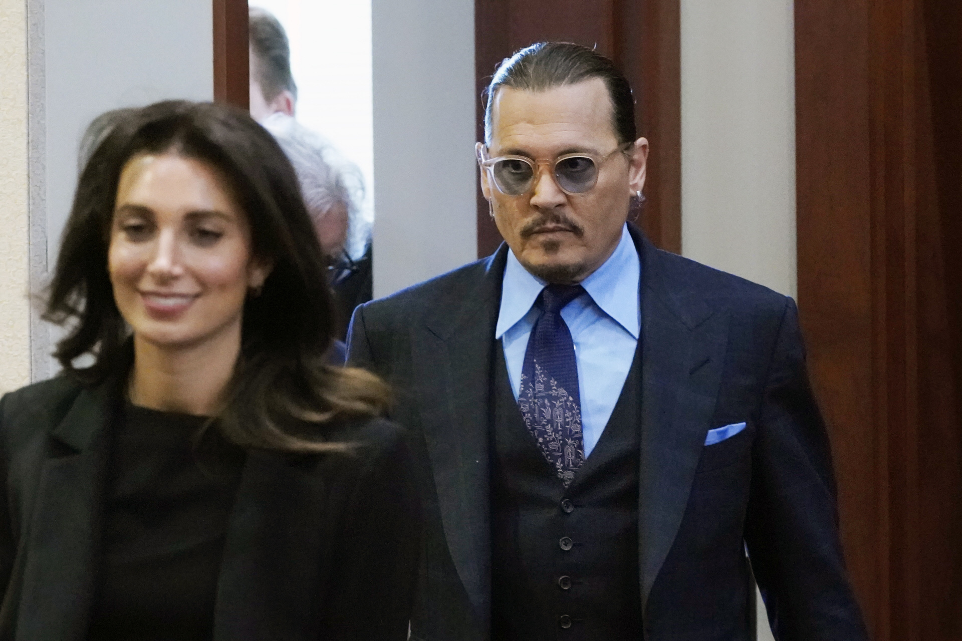 Camille Vasquez camina delante de su cliente, Johnny Depp.