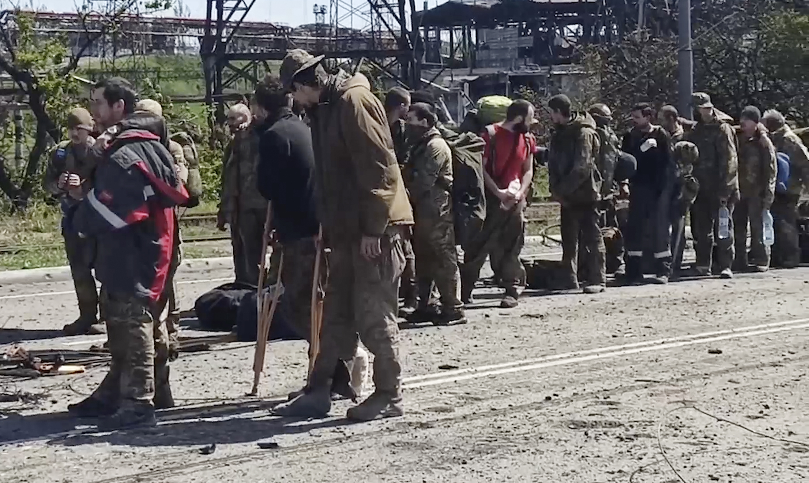 Rusia dice que más de 1.700 soldados ucranianos de la acería de Azovstal se han rendido