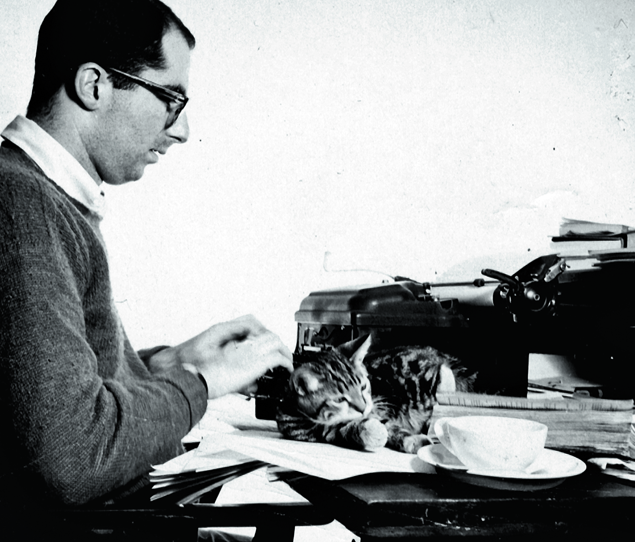 El autor, con su gata Allegra, en  Manhattan en 1959