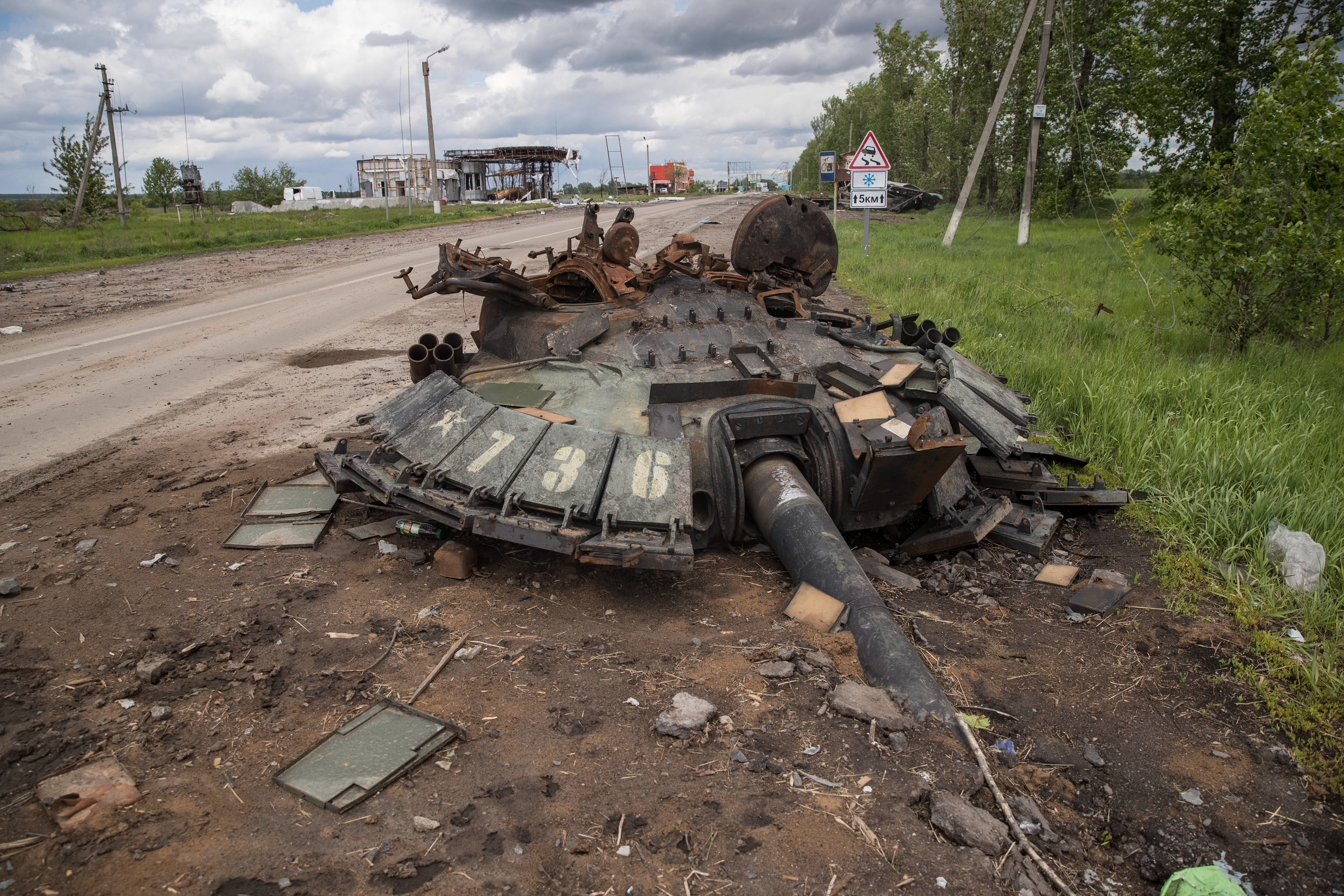 Restos de un carro de combate en las afueras de Jarkov, Ucrania.