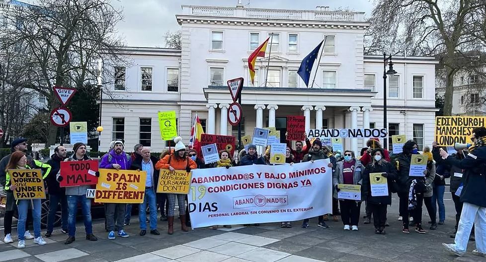 Protesta frente a la Embajada de Espaa en Londres.