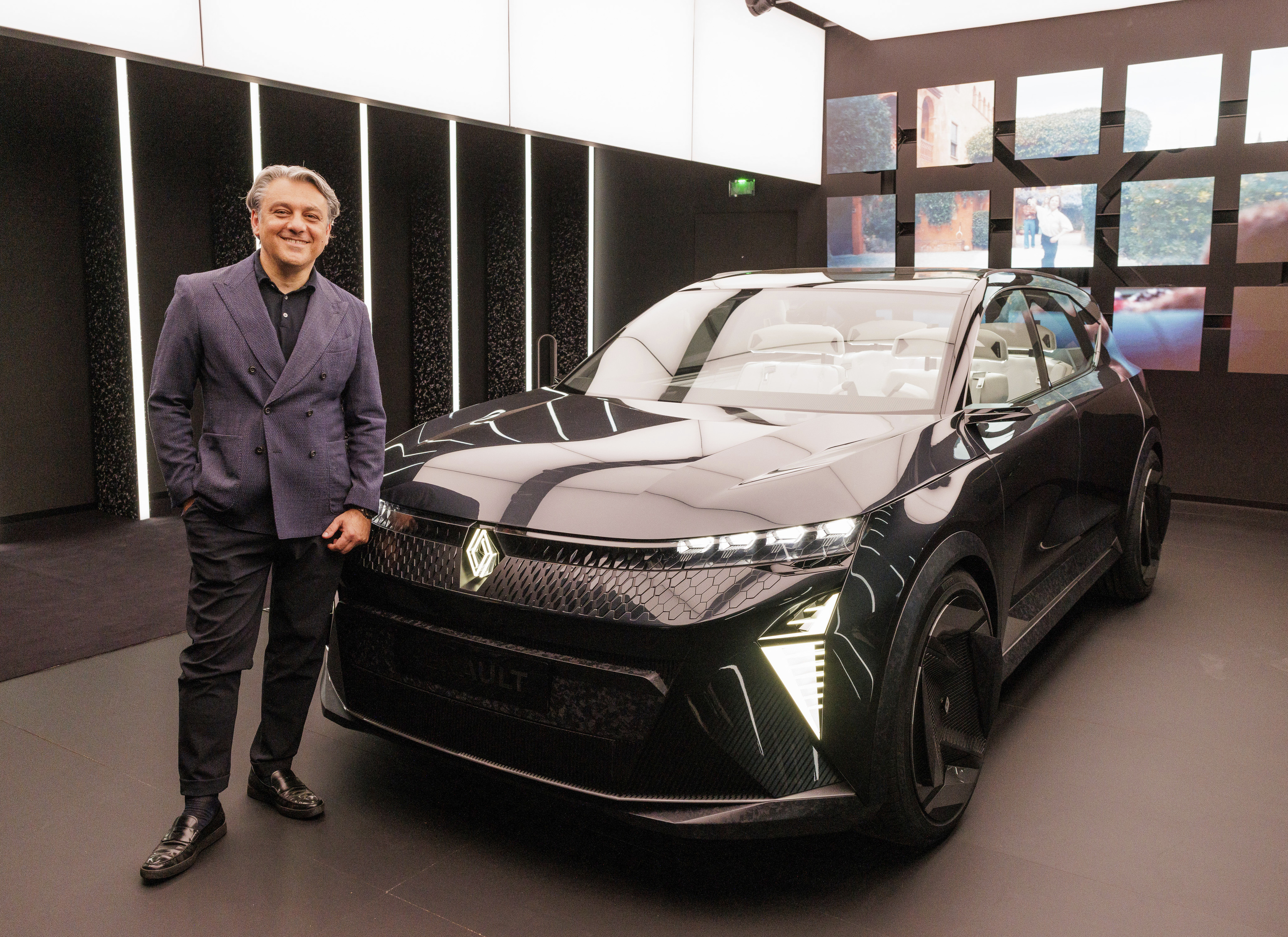 Luca de Meo posa junto al Scénic Vision, que se venderá como todocamino eléctrico en 2024.