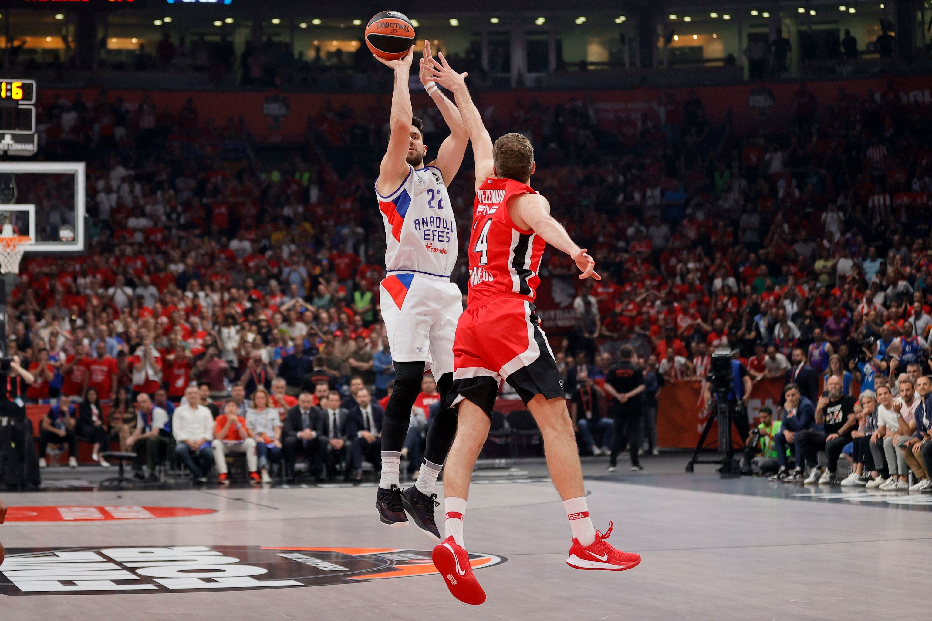 Micic climbs on Vegenkov, in the final basket.