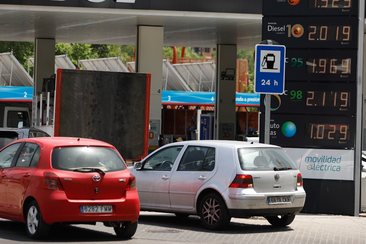 Competencia exculpa a las gasolineras de la subida récord del combustible y frena a Calviño