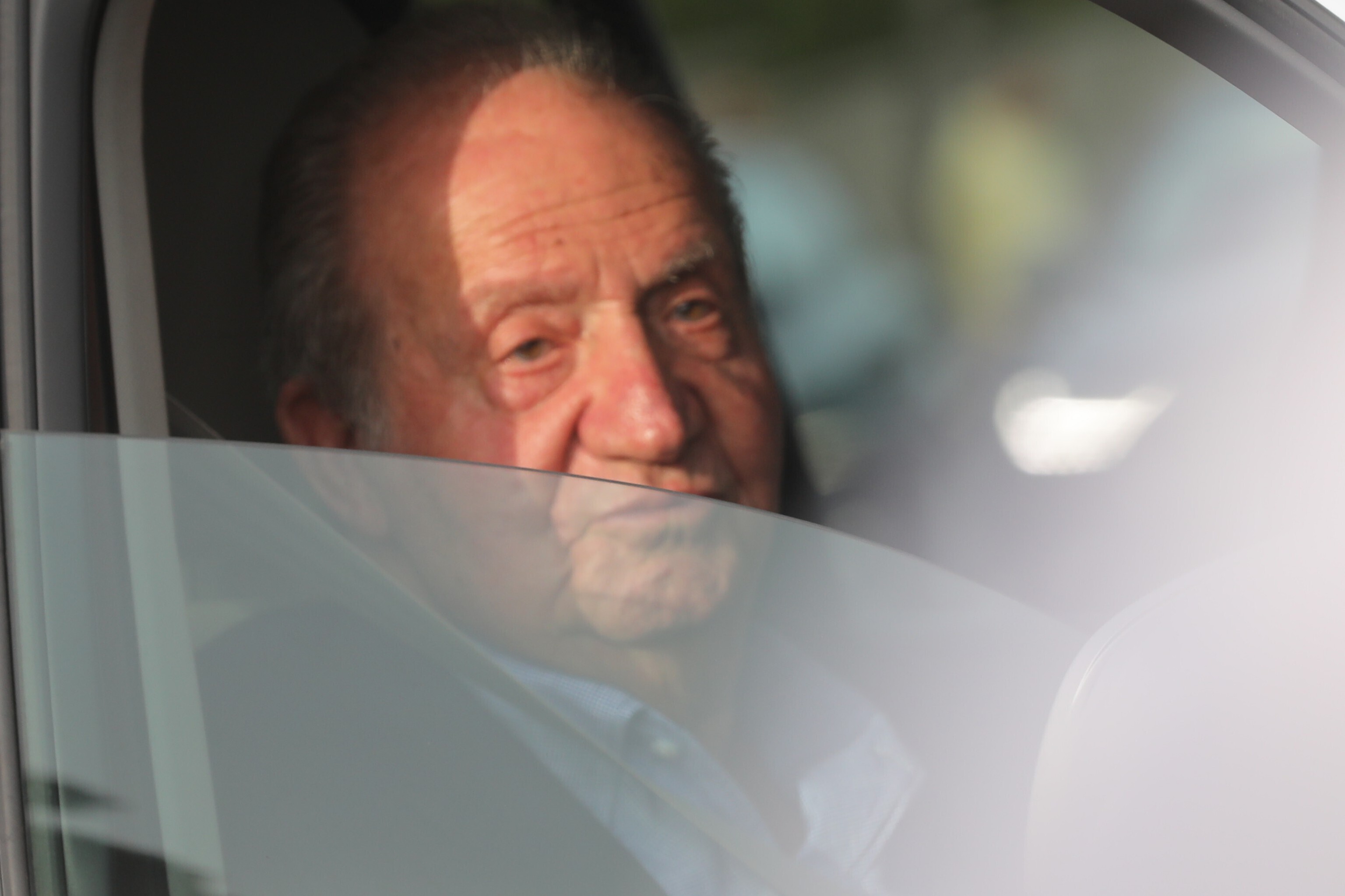 Don Juan Carlos, en el coche a su salida del aeropuerto de Vigo.