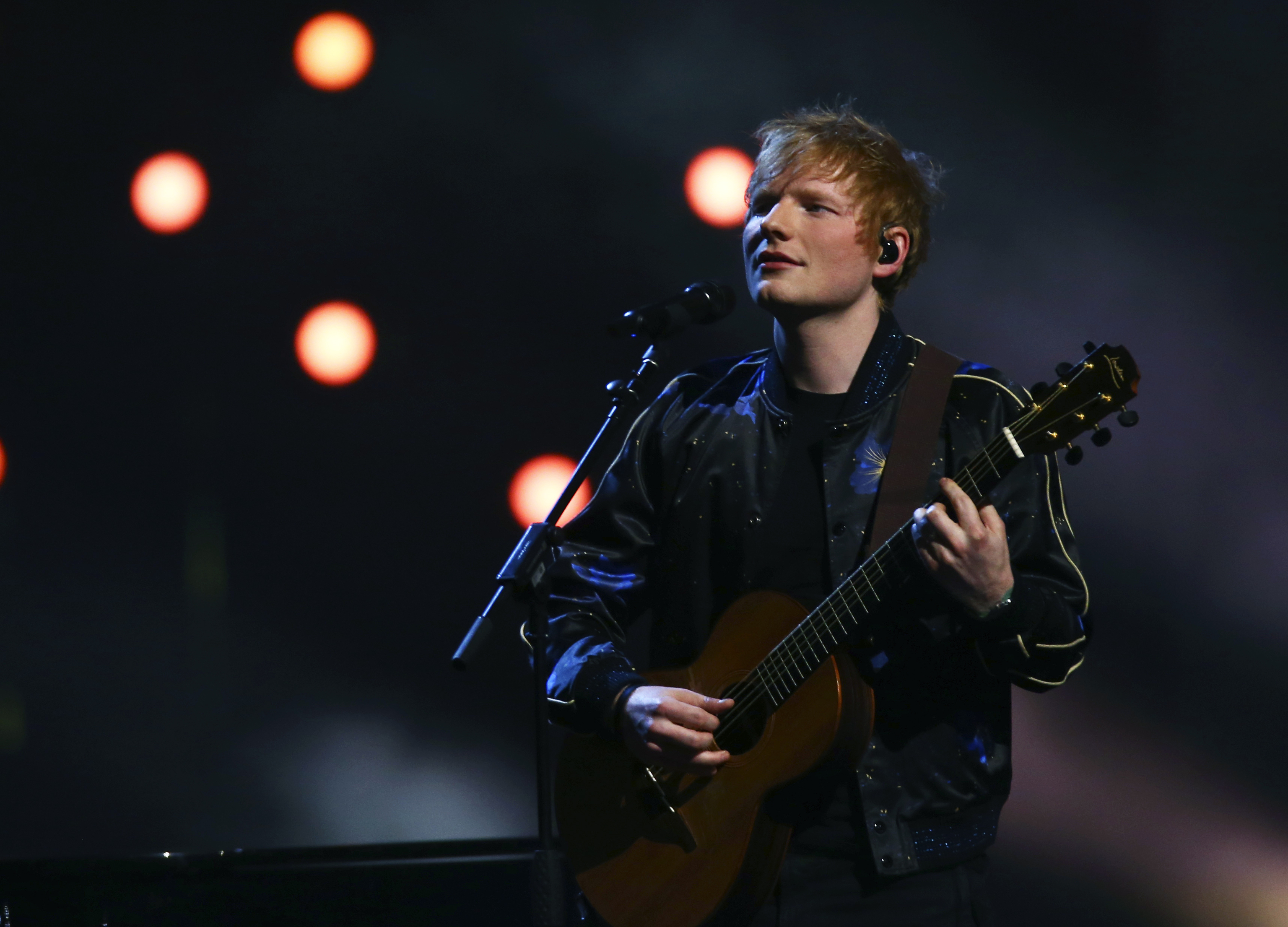 Ed Sheeran acta en los Brit Awards.