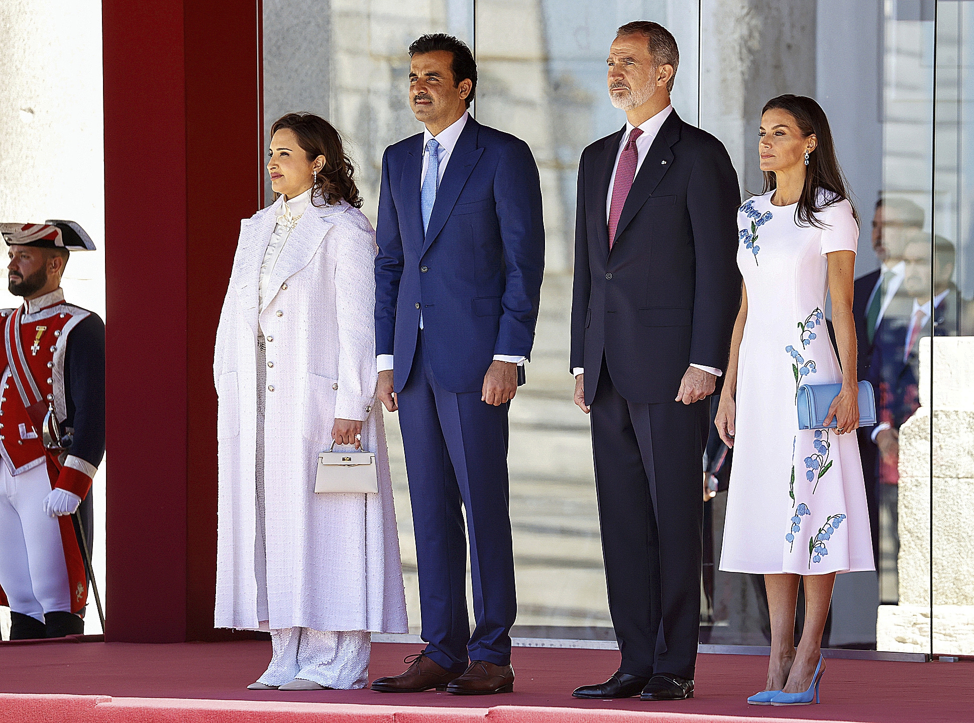Don Felipe y Doña Letizia, el martes, durante el acto de bienvenida oficial el emir y a la jequesa de Catar, en el Palacio Real de Madrid.